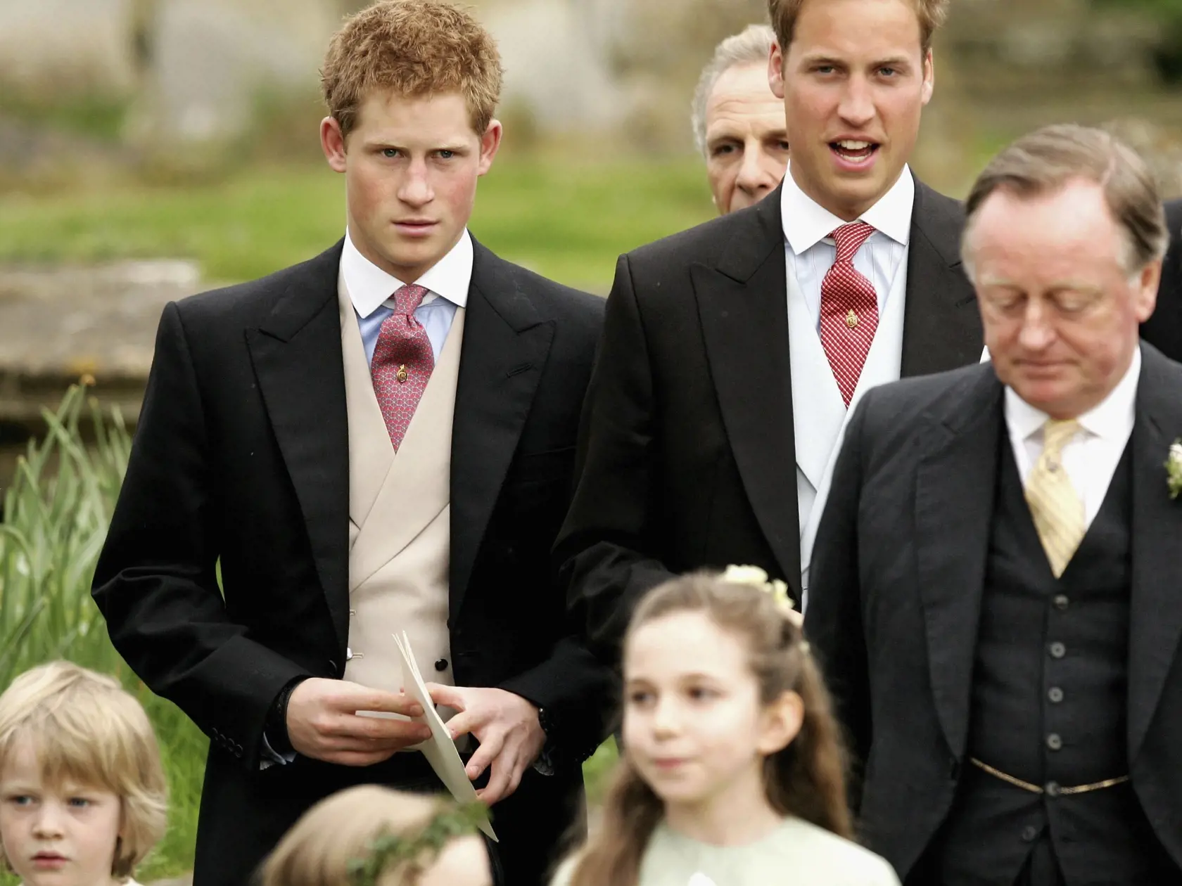 Harry a William na svadbe Laury Parker-Bowles a Harryho Lopesa v roku 2006.