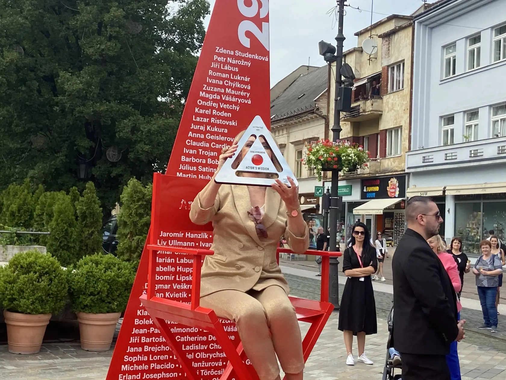 Hercova misia na košickej Hlavnej ulici.