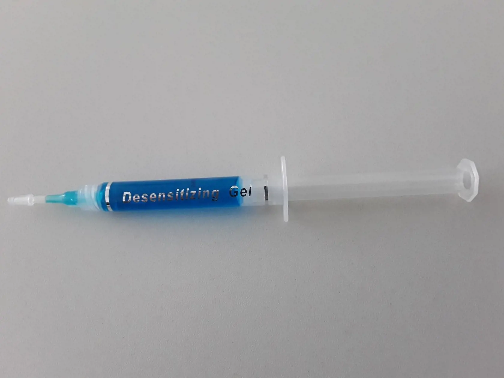 Úrad verejného zdravotníctva (ÚVZ) SR upozorňuje na viacero nebezpečných kozmetických výrobkov. Niektoré obsahujú zakázanú látku Butylphenyl Methylpropional či nepovolenú koncentráciu peroxidu vodíka. Do systému Safety Gate RAPEX (systém EÚ na rýchlu výmenu informácií o nebezpečných nepotravinových výrobkoch) ich nahlásili kontrolné orgány v Taliansku a v Írsku. TASR o tom informoval Marek Eliáš z odboru komunikácie úradu. Zakázaná látka Butylphenyl Methylpropional, ktorá môže poškodiť reprodukč