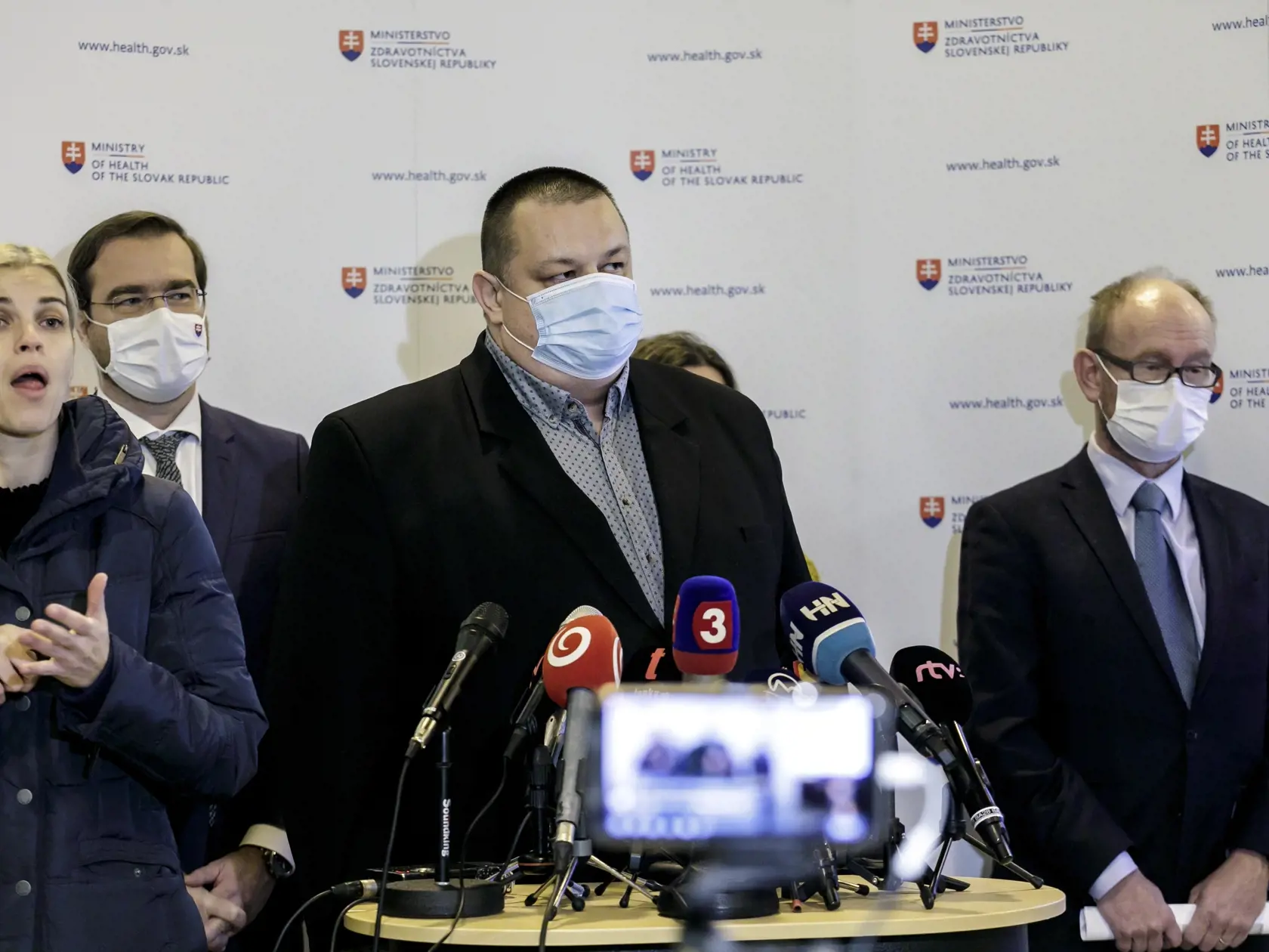Signatári výzvy kritizujú, že rozhodovacie právomoci, týkajúce sa možnosti obmedzovať základné ľudské práva a slobody, sú v rozpore so zásadami právneho štátu delegované na subjekty, ako je Úrad verejného zdravotníctva, pandemická komisia či krízový štáb.