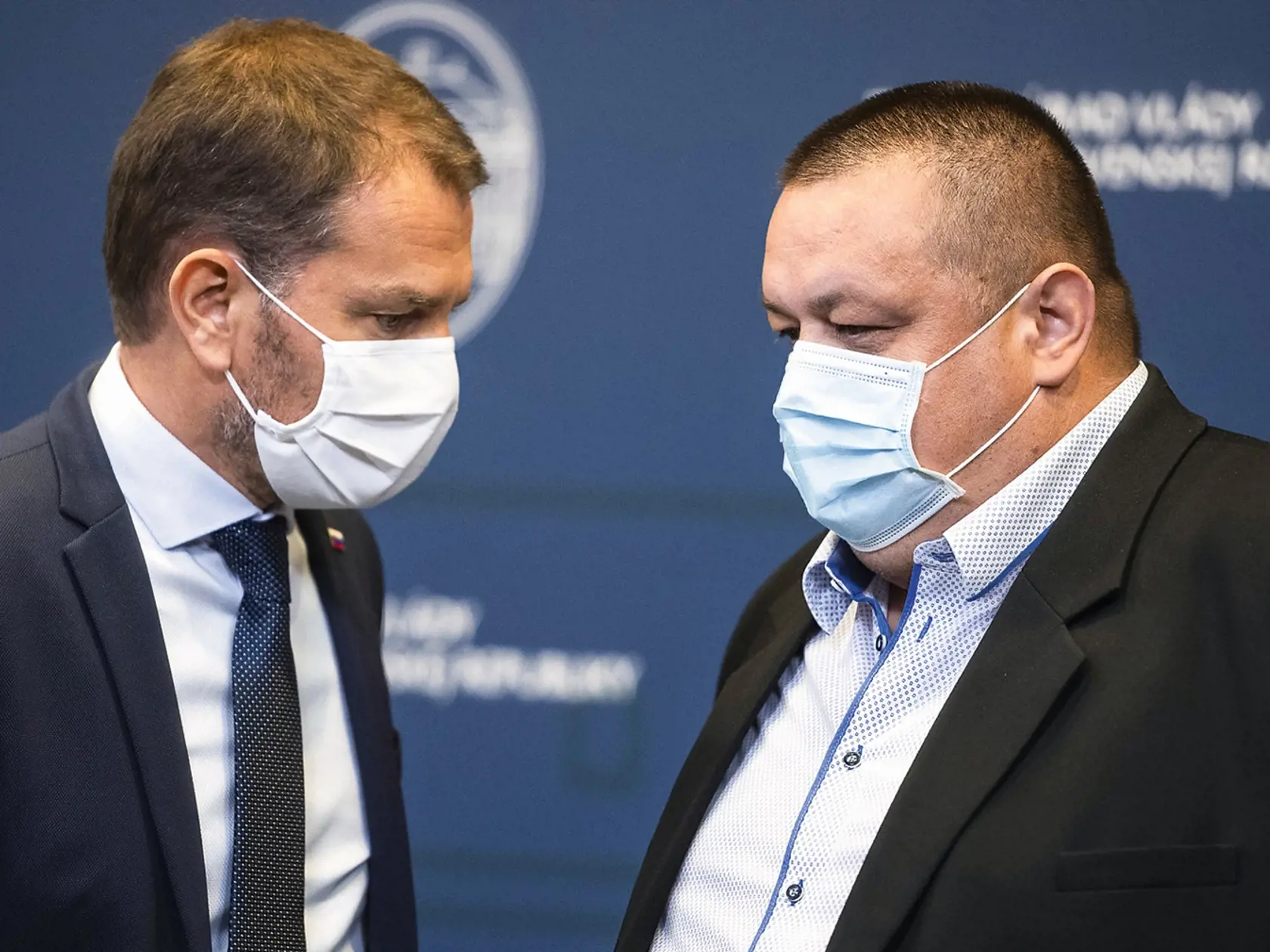 Signatári výzvy kritizujú, že rozhodovacie právomoci, týkajúce sa možnosti obmedzovať základné ľudské práva a slobody, sú v rozpore so zásadami právneho štátu delegované na subjekty, ako je Úrad verejného zdravotníctva, pandemická komisia či krízový štáb.