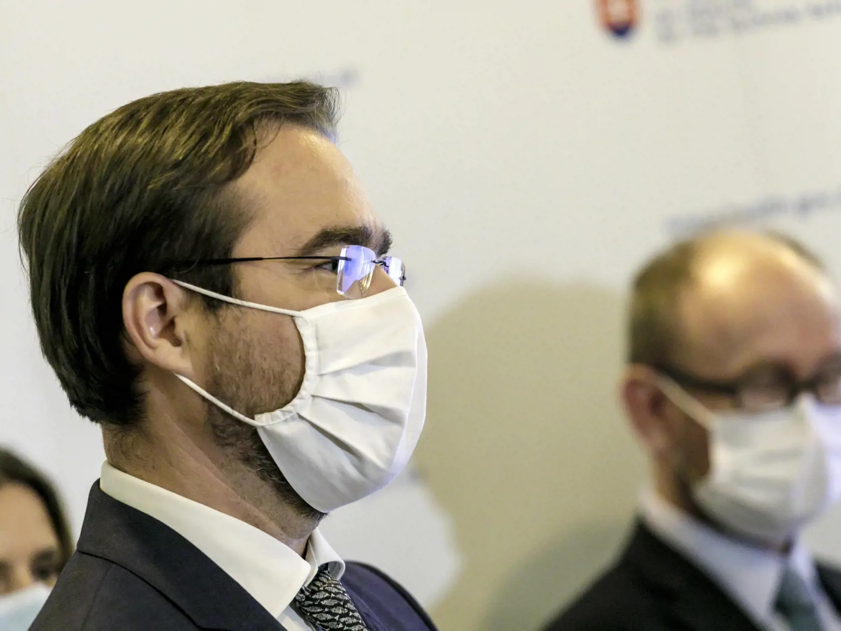 Signatári výzvy kritizujú, že rozhodovacie právomoci, týkajúce sa možnosti obmedzovať základné ľudské práva a slobody, sú v rozpore so zásadami právneho štátu delegované na subjekty, ako je Úrad verejného zdravotníctva, pandemická komisia či krízový štáb.
