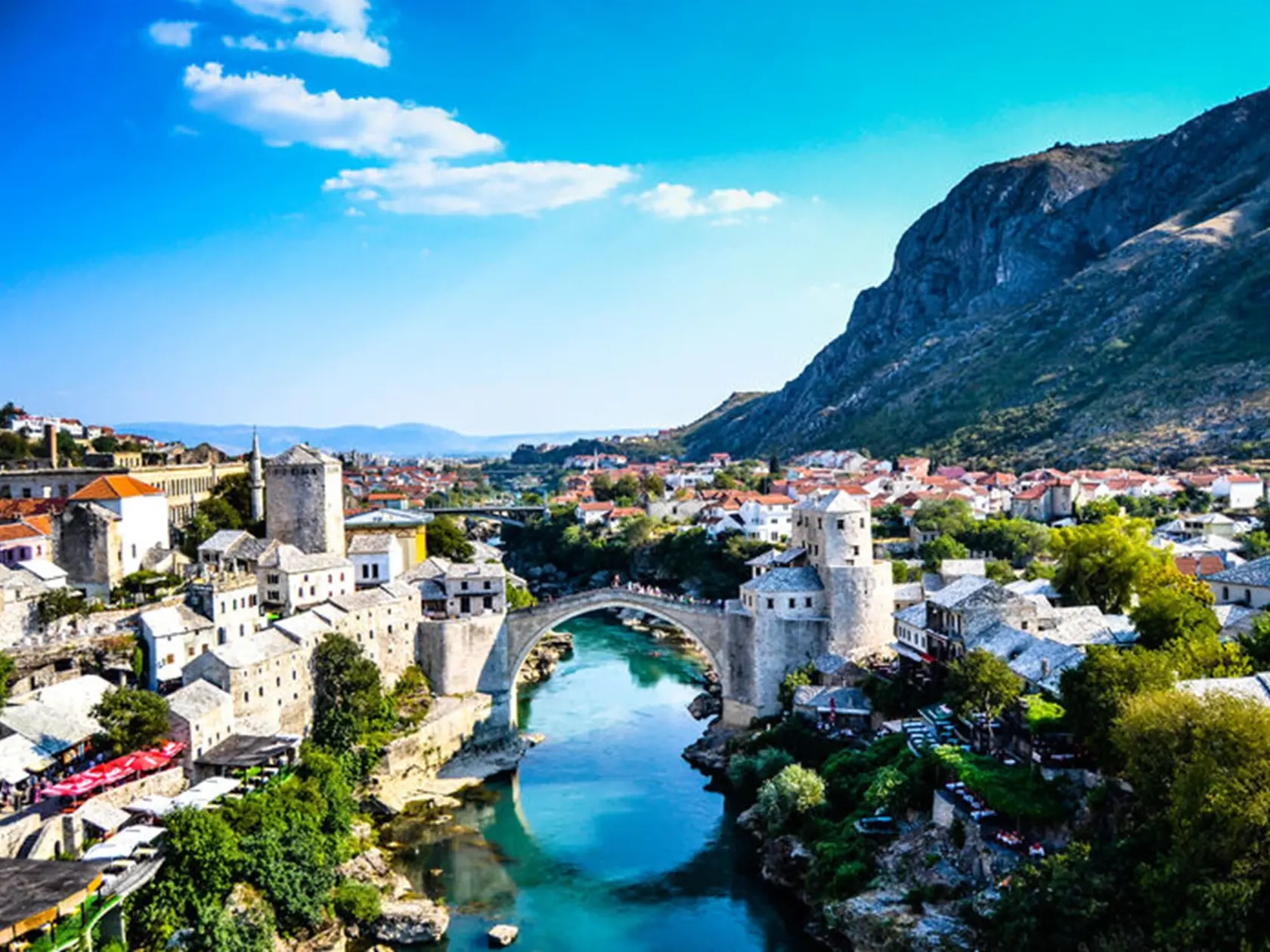 Mesto Mostar žiariace na rieke Neretva. Bosna a Hercegovina.