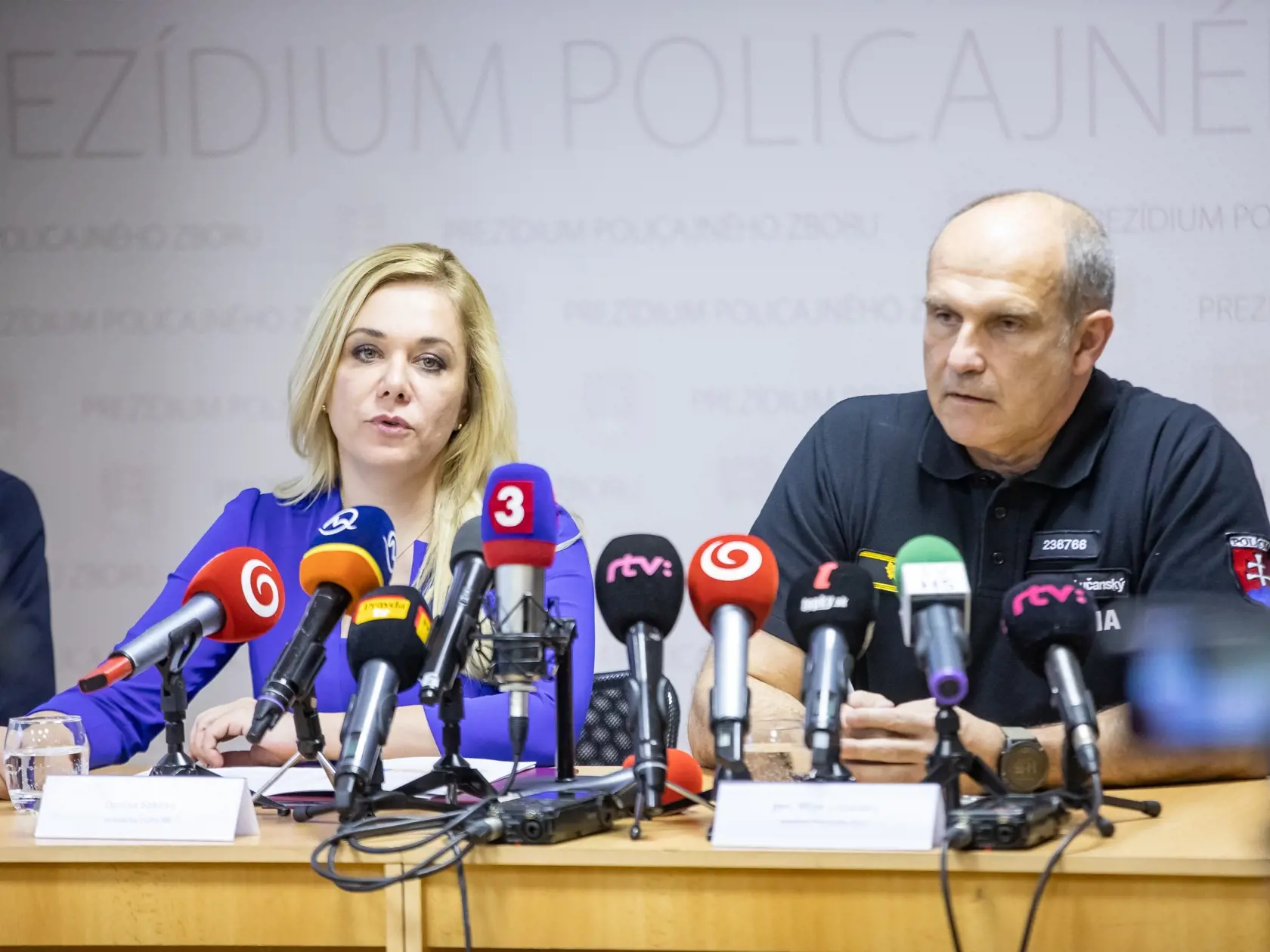 Exministerka vnútra Denisa Saková a exprezident policajného zboru Milan Lučanský na tlačovej konferencii.