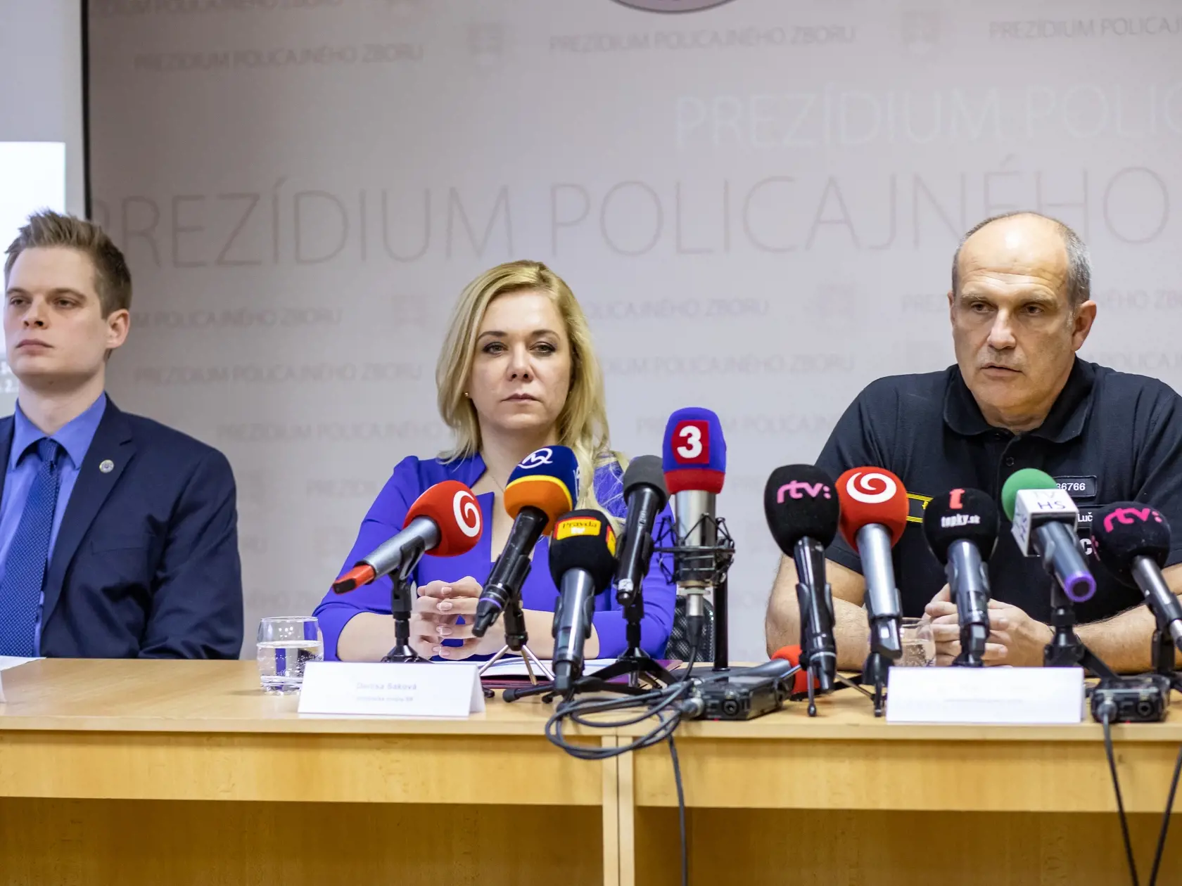 Exministerka vnútra Denisa Saková a exprezident policajného zboru Milan Lučanský na tlačovej konferencii.