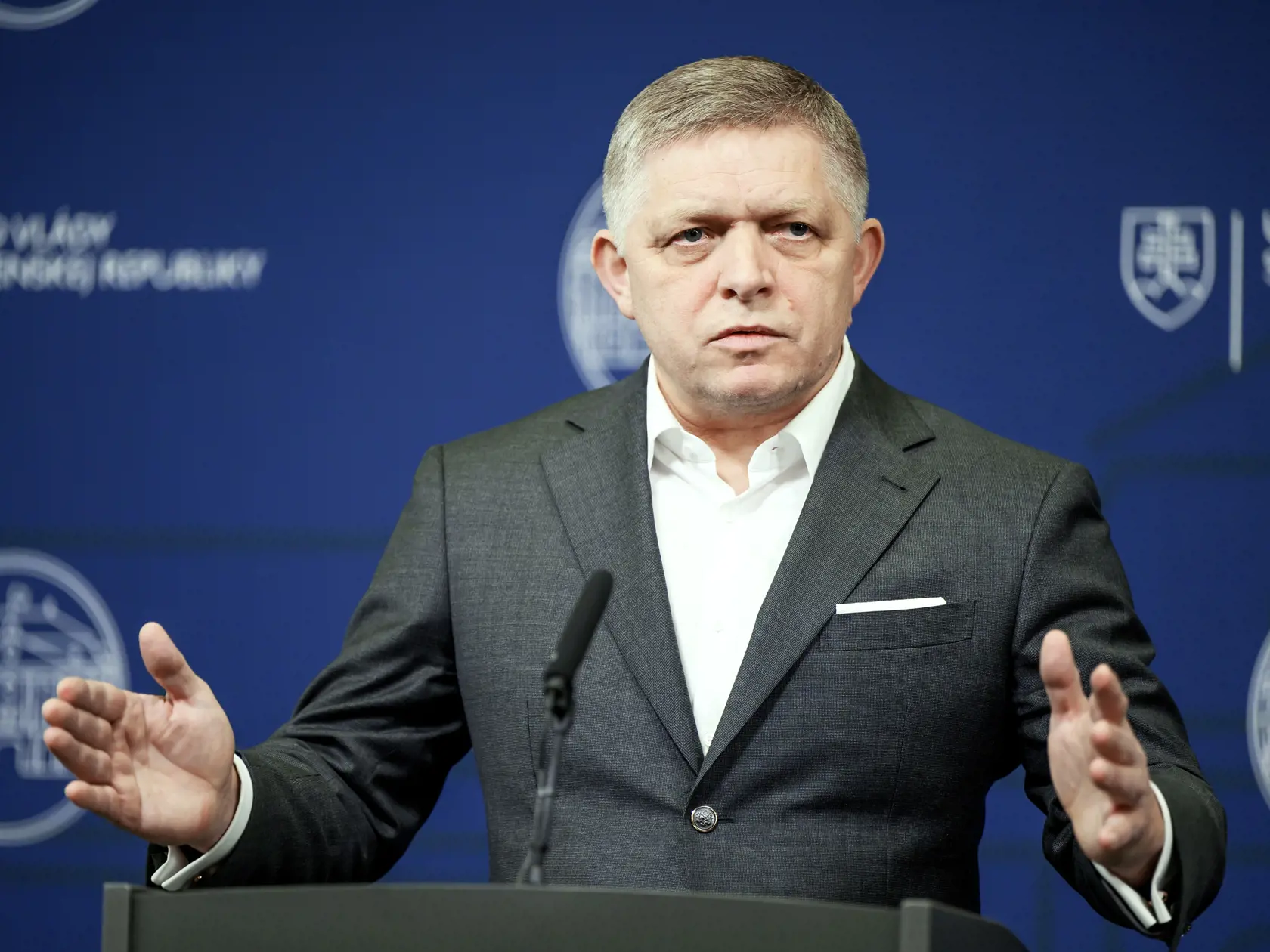„Hlas a SNS zlyhali, pokiaľ ide o dodržanie počtov, Smer je pevný ako kameň," vyhlásil Fico po vylúčení dvoch poslancov z Hlasu. 