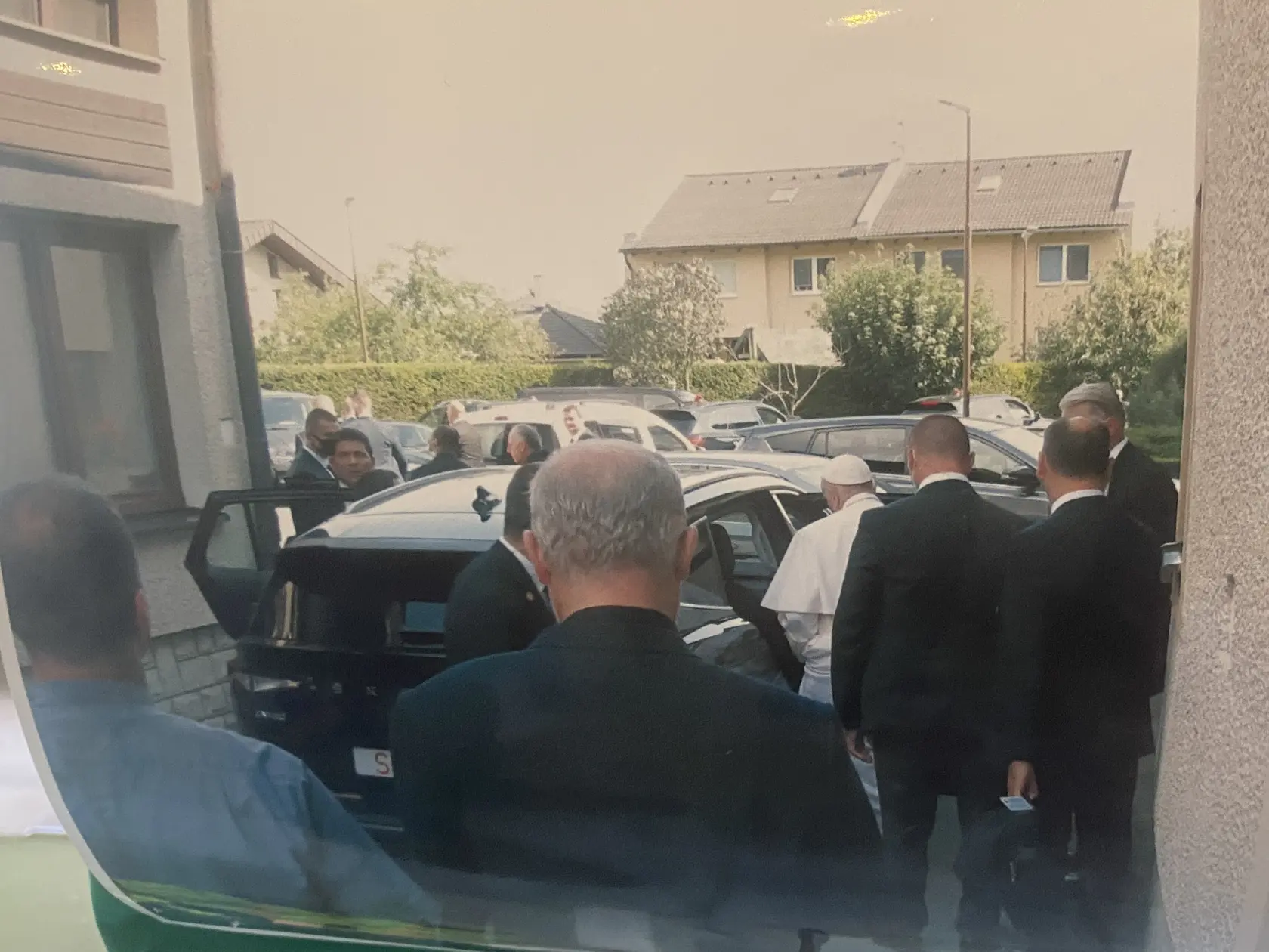 Odchod pápeža z prešovského exercičného domu Pod Kalváriou v Prešove. 
