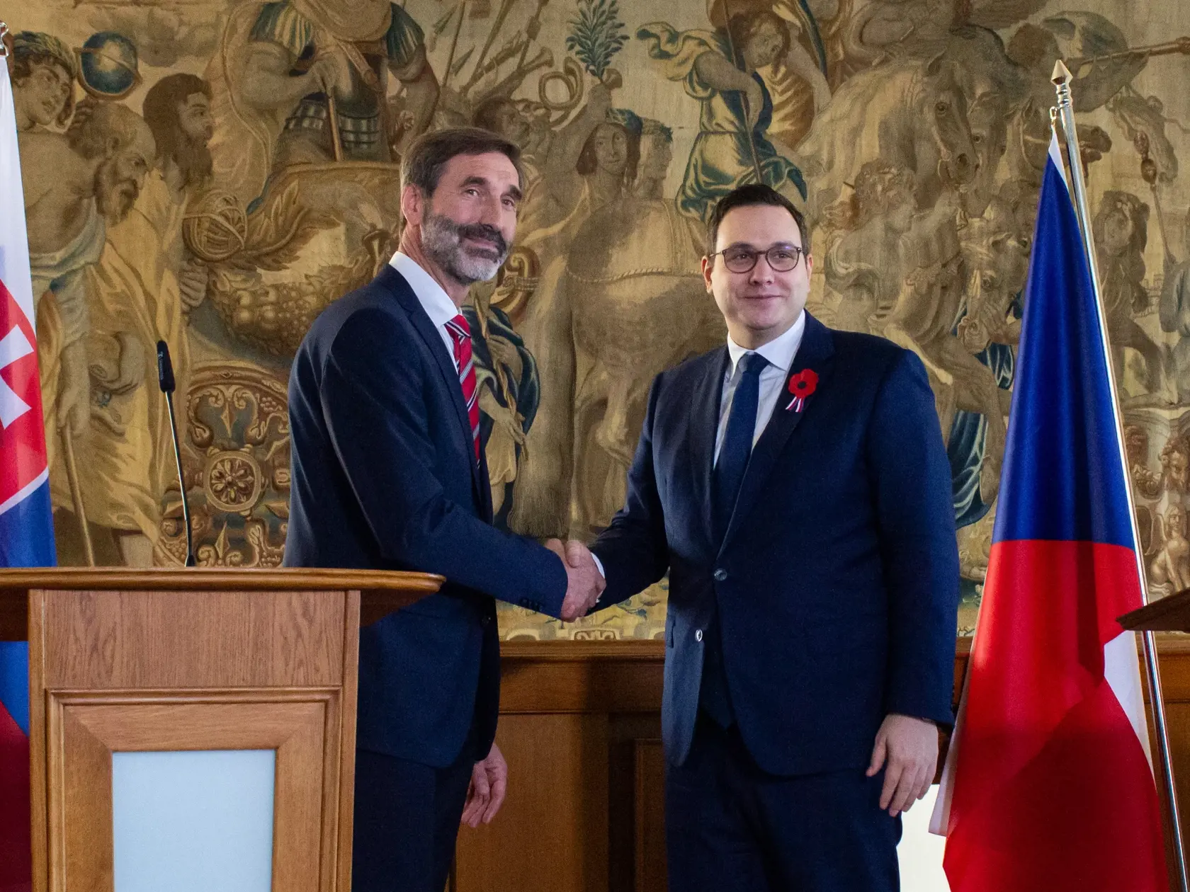 Na snímke slovenský minister zahraničných vecí a európskych záležitostí Juraj Blanár (vľavo) a český minister zahraničných vecí Jan Lipavský počas Blanárovej prvej oficiálnej návštevy v Českej republike. Praha, 6. novembra 2023. FOTO TASR - Barbora Vizváryová