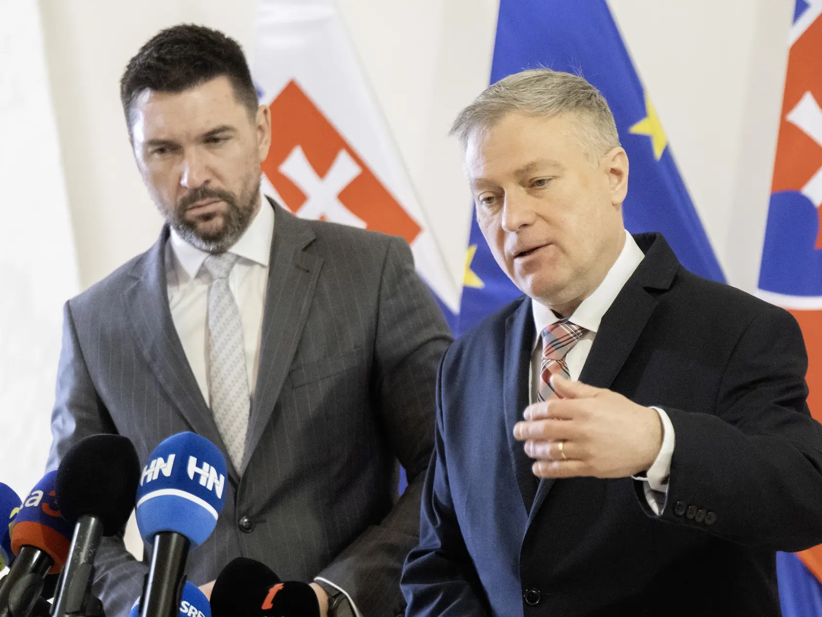 Zľava minister pôdohospodárstva a rozvoja vidieka SR Richard Takáč a vpravo riaditeľ Štátnej veterinárnej a potravinovej správy Martin Chudý počas tlačovej konferencie po stretnutí 27. marca 2025 v Bratislave.