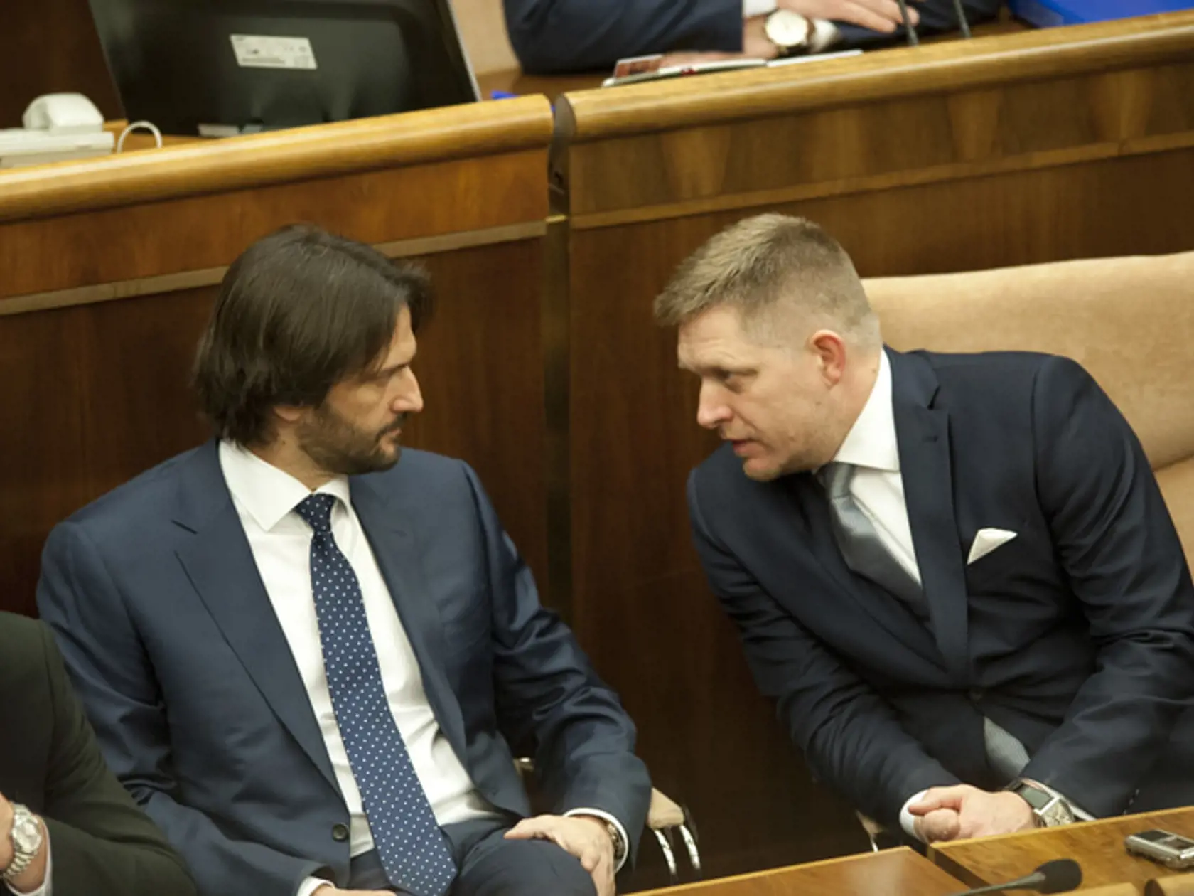 Na snímke vpravo Robert Fico (Smer-SD) a druhý sprava Robert Kaliňák (Smer-SD).