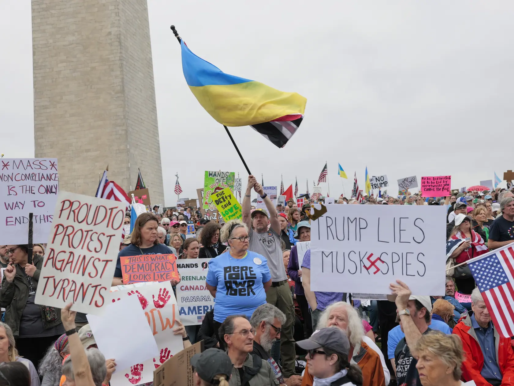 Protestujúci sa zúčastňujú na zhromaždení „Ruky preč“, ktoré je demonštráciou proti americkému prezidentovi Donaldovi Trumpovi na National Mall 5. apríla 2025 vo Washingtone. Protesty proti politike Trumpovej administratívy a Ministerstva pre efektívnosť vlády (DOGE) Elona Muska sa konajú po celej krajine v rámci akcie, ktorú organizátori nazývajú Národný deň akcie.