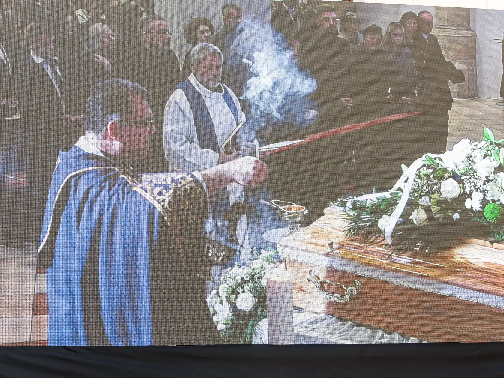 Posledná rozlúčka s hercom Štefanom Kvietikom za účasti rodiny aj verejnosti v Katedrále sv. Martina v Bratislave.