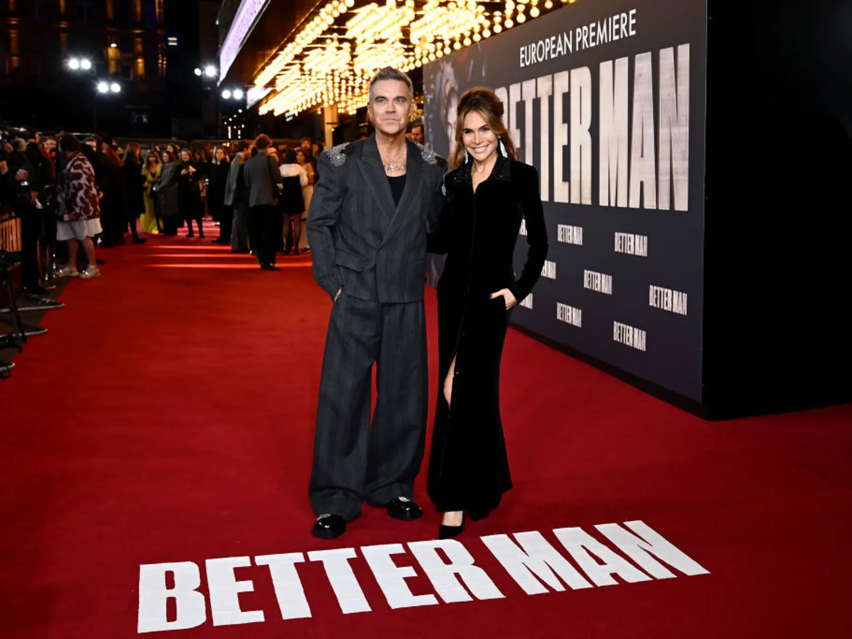Robbie Williams s manželkou na premiére jeho životopisného filmu Better man 27. novembra 2024