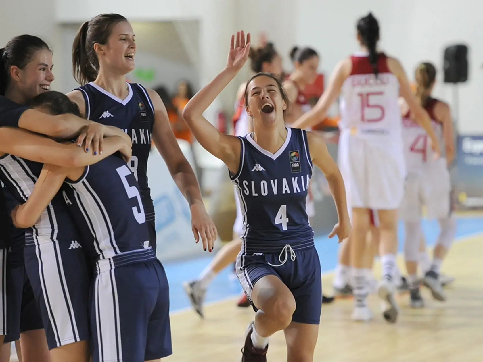 Basketbalový potenciál Marcely Dolniakovej si všimli aj na najvyšších miestach, a tak nečudo, že v roku 2016 reprezentovala Slovensko na európskom šampionáte do 18 rokov. V národnom tíme nosila číslo 4.