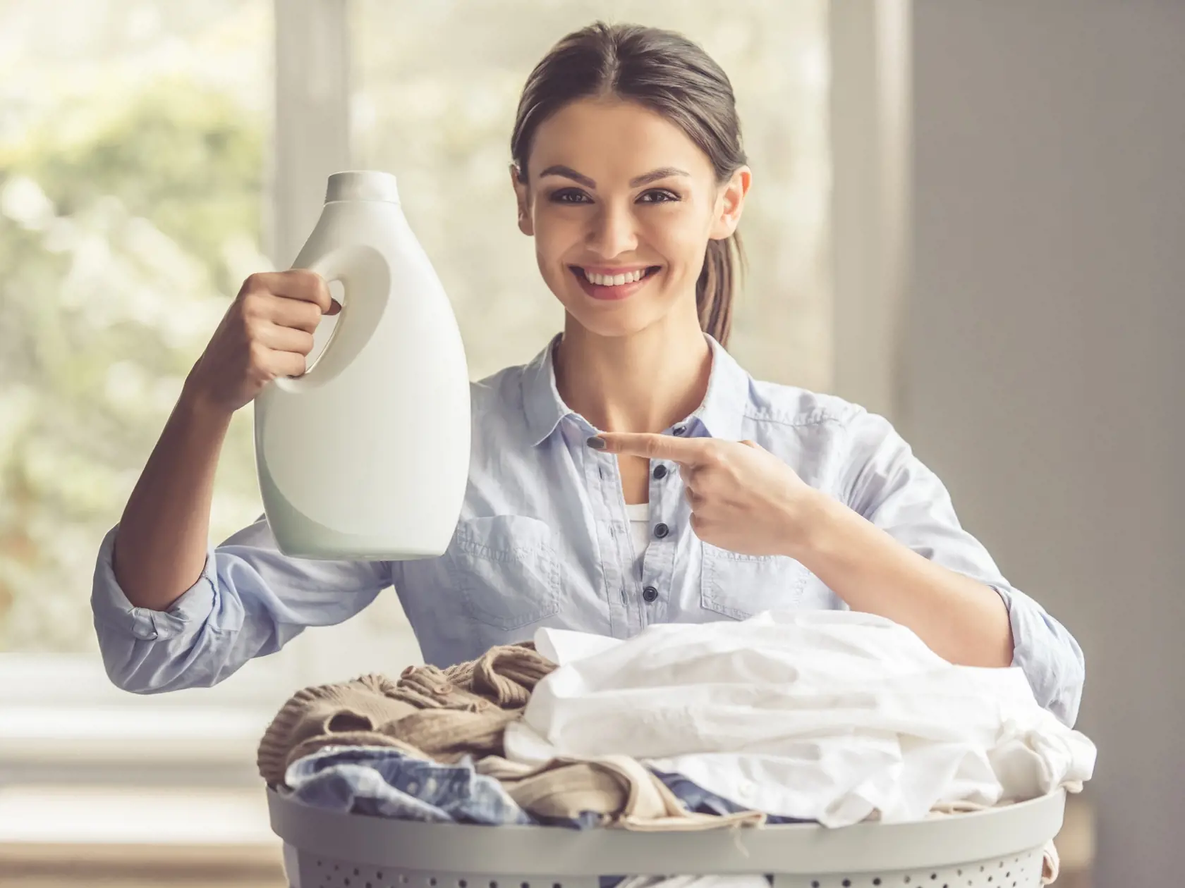 Beautiful,Young,Woman,Is,Holding,A,Fabric,Softener,Over,The