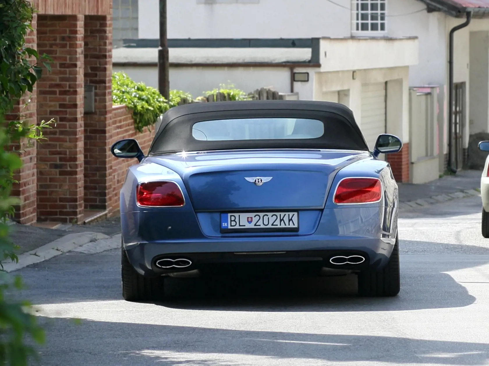 Okrem áut a drahých nehnuteľností bol Ladislav Bašternák posadnutý aj číslom 202. Množstvo jeho áut malo v ŠPZ práve toto číslo. Okrem iných aj Bentley Continental GTC, ktoré predával za 144-tisíc eur.