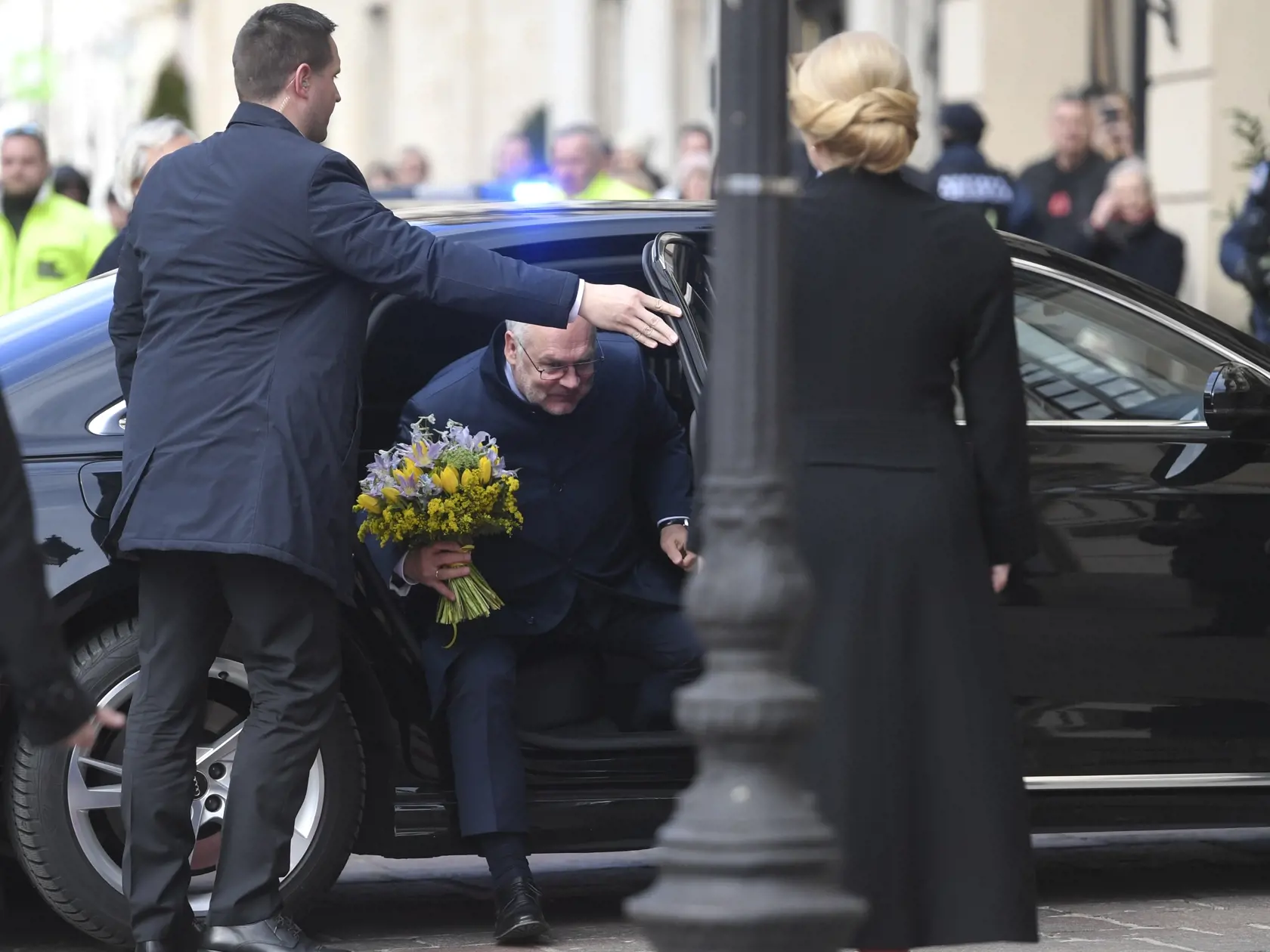 Na pozvanie prezidentky SR Zuzany Čaputovej dnes pricestoval na dvojdňovú oficiálnu návštevu Slovenska estónsky prezident Alar Karis. Prezidentka ho privítala v Košiciach, odkiaľ od pondelka úraduje. Na snímke privítací ceremoniál pred Starou radnicou v Košiciach 28. marca 2023 počas oficiálnej návštevy estónskeho prezidenta Alara Karisa v SR.