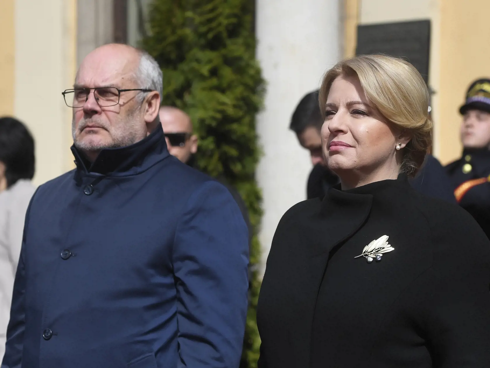 Na pozvanie prezidentky SR Zuzany Čaputovej dnes pricestoval na dvojdňovú oficiálnu návštevu Slovenska estónsky prezident Alar Karis. Prezidentka ho privítala v Košiciach, odkiaľ od pondelka úraduje. Na snímke privítací ceremoniál pred Starou radnicou v Košiciach 28. marca 2023 počas oficiálnej návštevy estónskeho prezidenta Alara Karisa v SR.