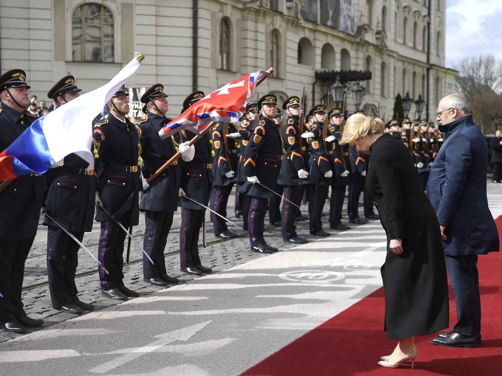 Na pozvanie prezidentky SR Zuzany Čaputovej dnes pricestoval na dvojdňovú oficiálnu návštevu Slovenska estónsky prezident Alar Karis. Prezidentka ho privítala v Košiciach, odkiaľ od pondelka úraduje. Na snímke privítací ceremoniál pred Starou radnicou v Košiciach 28. marca 2023 počas oficiálnej návštevy estónskeho prezidenta Alara Karisa v SR.