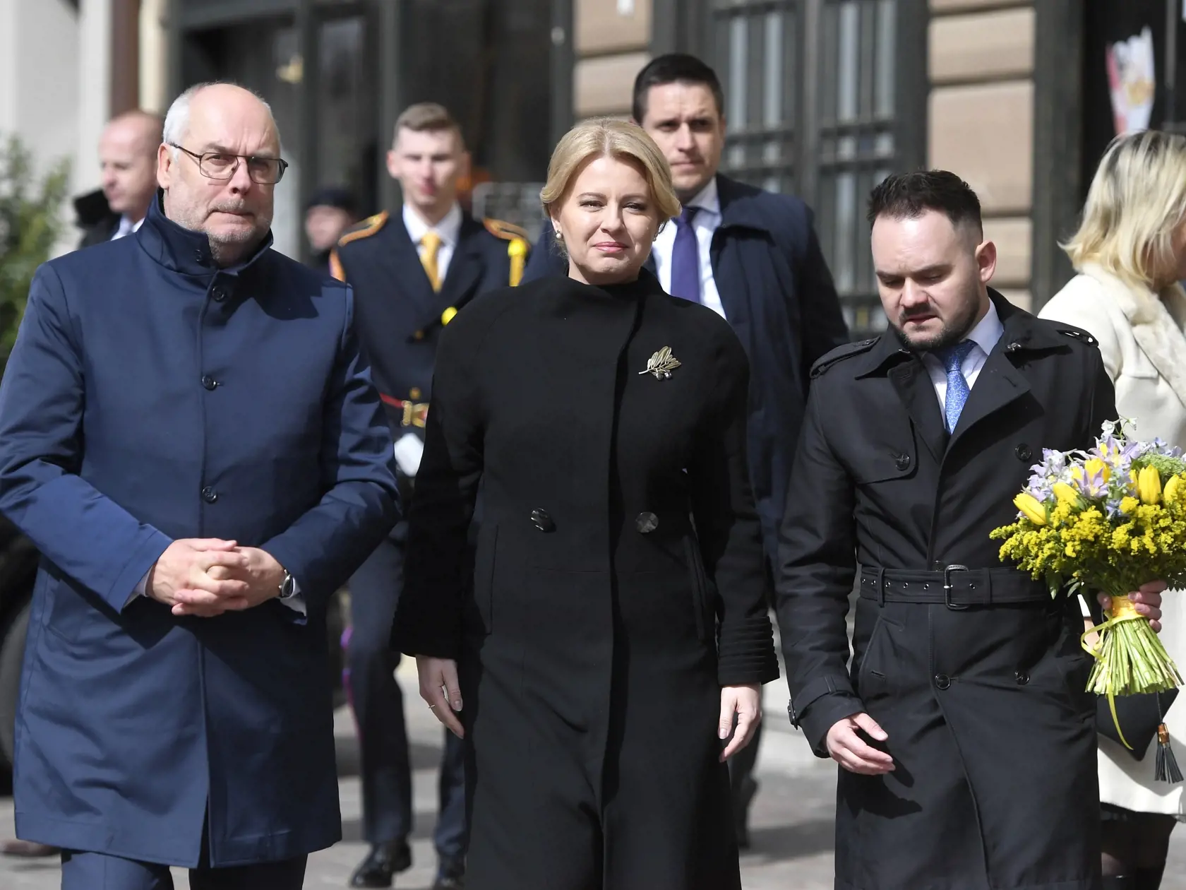 Na pozvanie prezidentky SR Zuzany Čaputovej dnes pricestoval na dvojdňovú oficiálnu návštevu Slovenska estónsky prezident Alar Karis. Prezidentka ho privítala v Košiciach, odkiaľ od pondelka úraduje. Na snímke privítací ceremoniál pred Starou radnicou v Košiciach 28. marca 2023 počas oficiálnej návštevy estónskeho prezidenta Alara Karisa v SR.