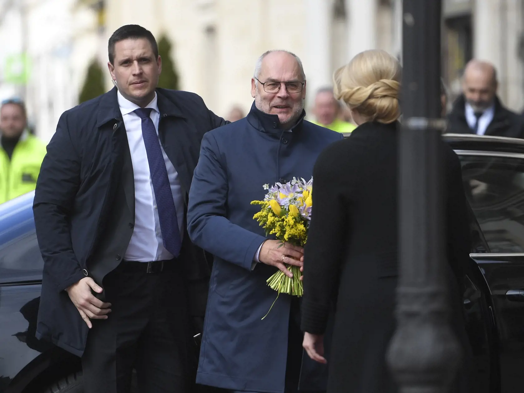 Na pozvanie prezidentky SR Zuzany Čaputovej dnes pricestoval na dvojdňovú oficiálnu návštevu Slovenska estónsky prezident Alar Karis. Prezidentka ho privítala v Košiciach, odkiaľ od pondelka úraduje. Na snímke privítací ceremoniál pred Starou radnicou v Košiciach 28. marca 2023 počas oficiálnej návštevy estónskeho prezidenta Alara Karisa v SR.