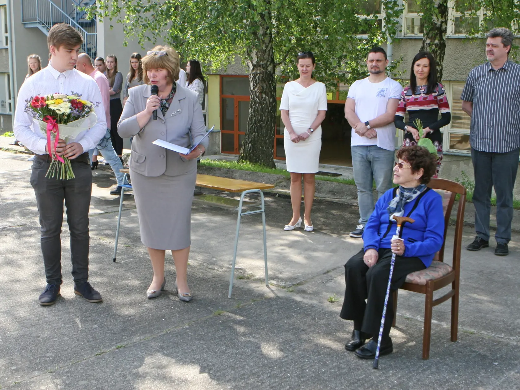 K ospravedlneniu a titulu pridali aj kyticu kvetov.