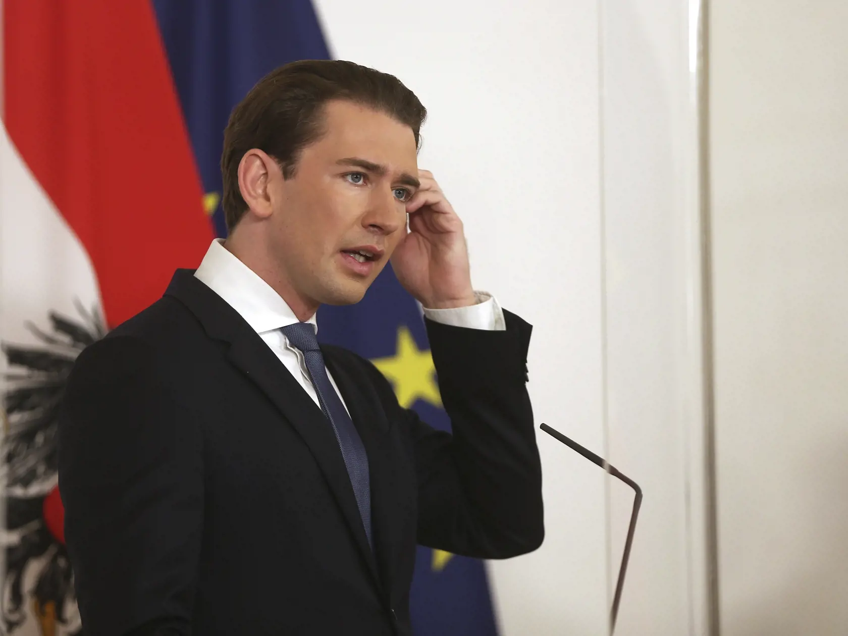 JB 15 Viedeň - Rakúsky kancelár Sebastian Kurz počas tlačovej konferencie za plexisklovým krytom vo Viedni 14. novembra 2020. Rakúsko v sobotu oznámilo, že od utorka 17. novembra do 6. decembra zatvorí všetky školy aj obchodné prevádzky s výnimkou potravín, lekární, drogérií či čerpacích staníc a zavedie prísnejšie obmedzenia pohybu a kontaktov. Rakúsko chce ku koncu prísneho lockdownu, ktorý je naplánovaný do 6. decembra, na prítomnosť nového koronavírusu hromadne otestovať obyvateľstvo krajiny