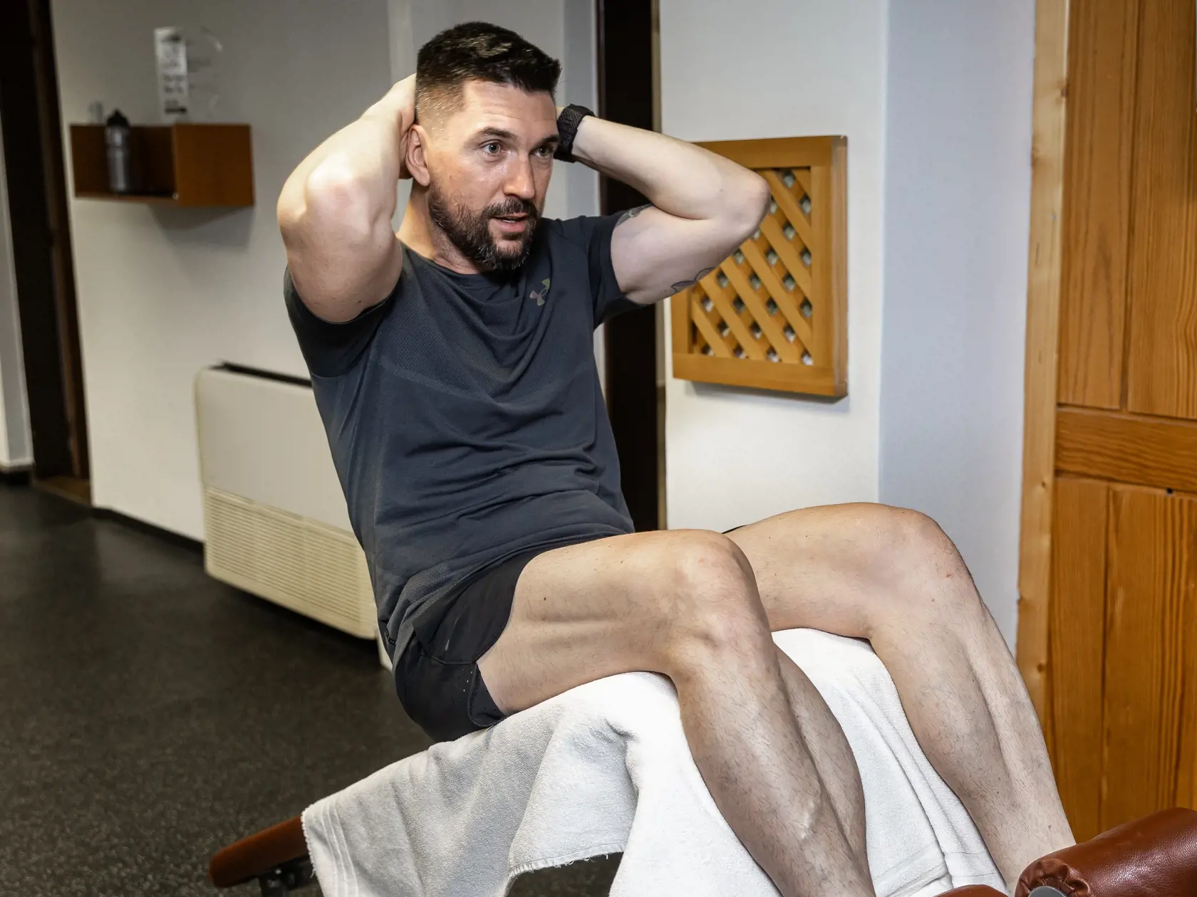 Poslanec NRSR Richard Takáč cvíčí v parlementnej posilňovni v priestoroch ubytovne pre poslancov NRSR v Bratislave.