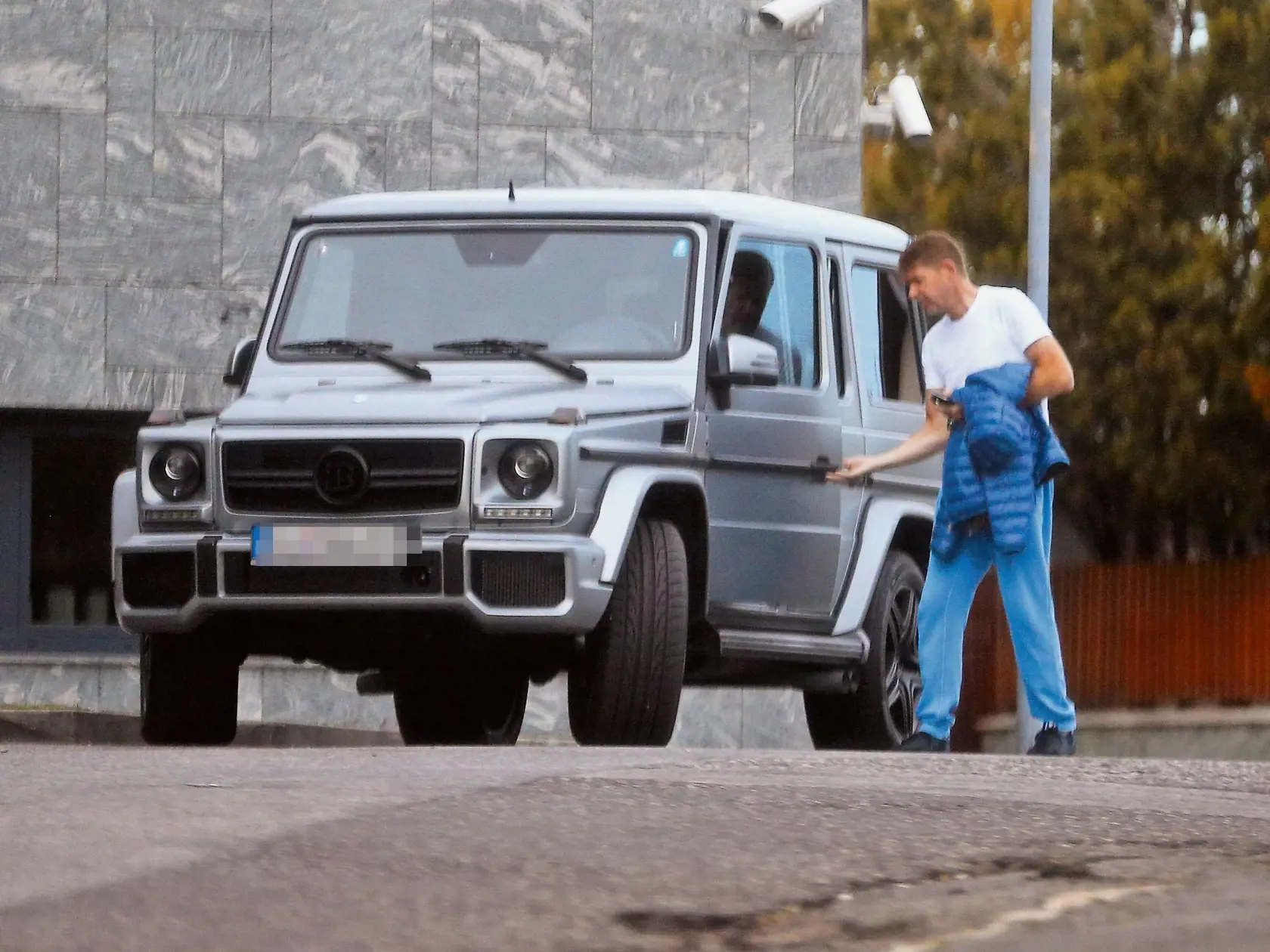 PRED BONAPARTE Výboh zaparkoval pred domom, kde býval Robert Fico v roku 2015. Došiel na Mercedese Benz G Brabus, ktoré vtedy stálo 215-tisíc eur. Auto s rovnakou značkou sme predtým nafotili pred úradom vlády.