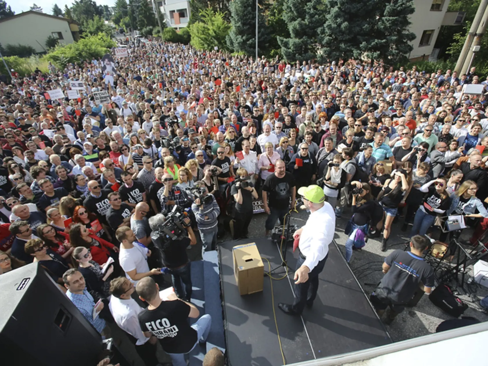 MEGAprotest pred komplexom Bonaparte, kde mal prenajatý byt aj premiér Robert Fico. Na demonštrácii sa zúčastnilo viac než 5 tisíc ľudí.