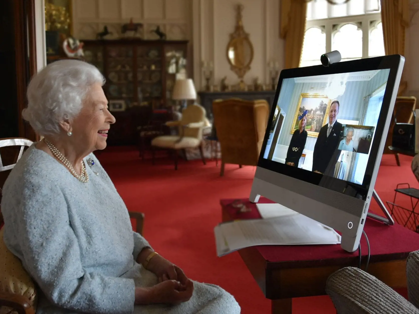 Kráľovná Alžbeta II. sa s rodinou spojí cez monitor počítača.