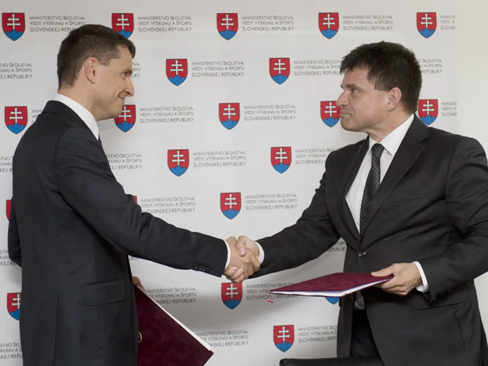 Minister školstva, vedy, výskumu a športu SR Peter Plavčan (vpravo) a predseda predstavenstva spoločnosti NFŠ, a.s. Pavel Komorník podpisali Zmluvu o budúcej zmluve o dostavbe a odkúpení nekomerčnej časti Národného futbalového štadióna.