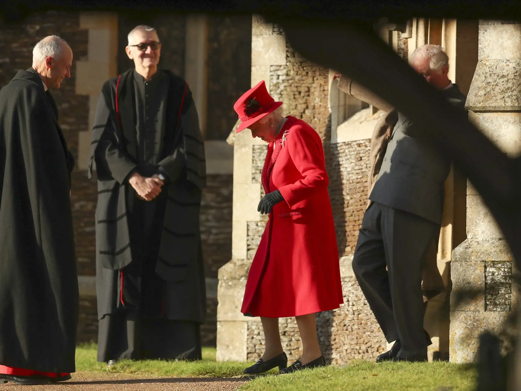 Britská kráľovná Alžbeta II. prichádza na tradičná rannú vianočnú bohoslužbu v obci Sandringham v anglickom grófstve Norfolk 25. decembra 2019.