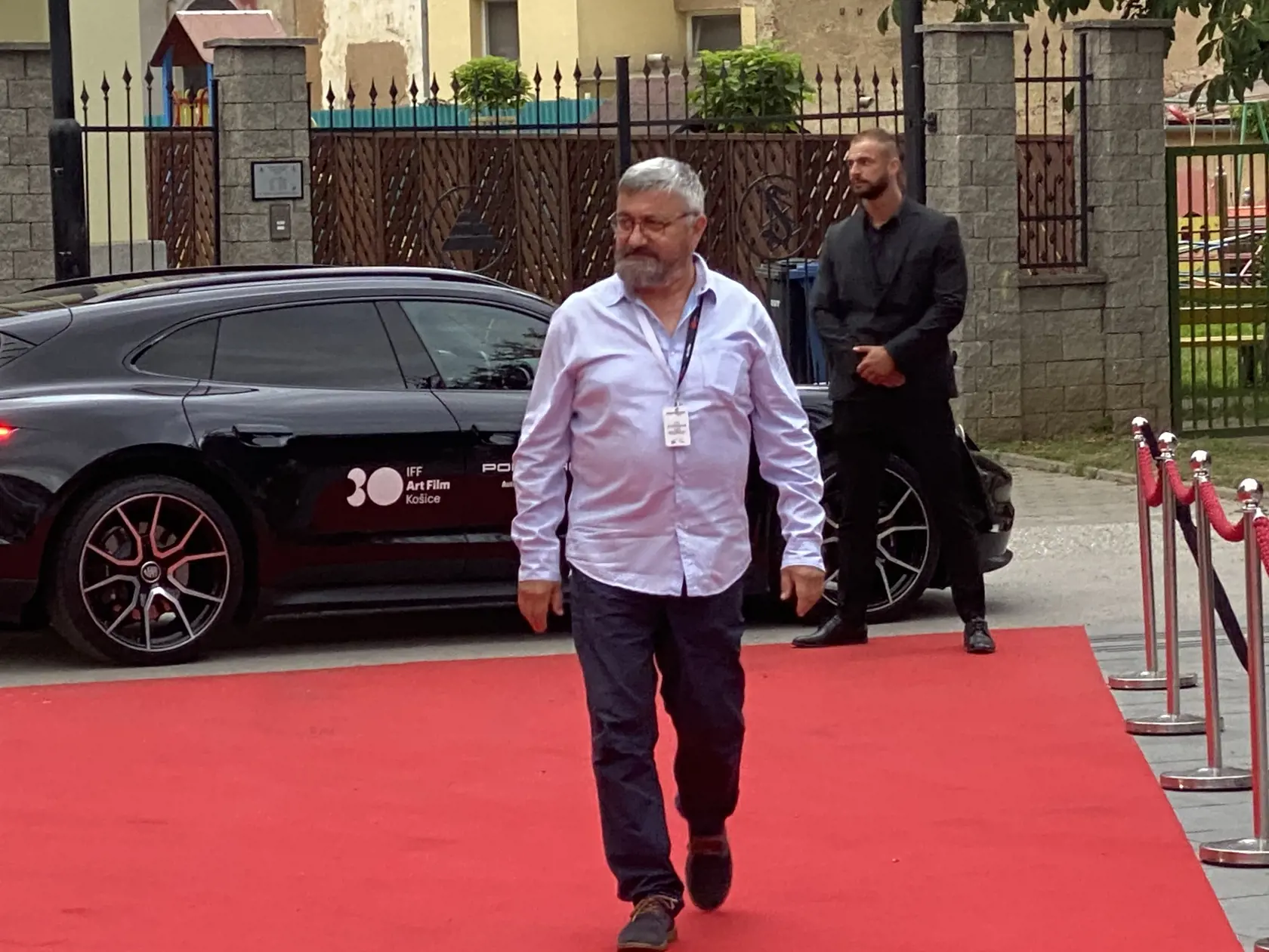 Príchod hostí na záverečný ceremoniál 30. ročníka medzinárodného festivalu Art Film Košice, na ktorom odovzdali ceny držiteľom honorárnych ocenení - Sergejovi Loznicovi, Antónii Liškovej a Marošovi Kramárovi a vyhlásili víťazov jednotlivých súťaží.