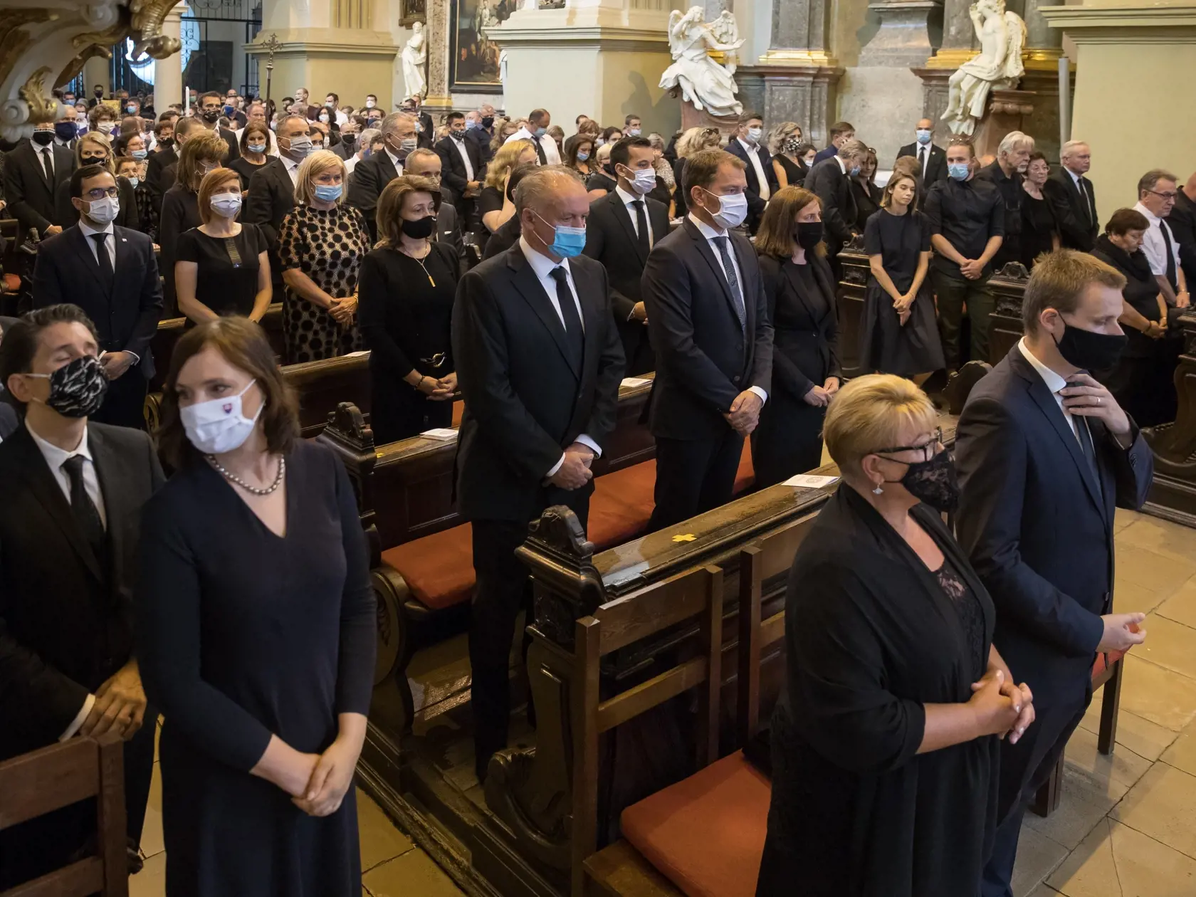 Posledná rozlúčka s štátnym tajomníkom ministerstva kultúry SR Vladimírom Dolinayom, ktorý so svojou manželkou tragicky zahynul pri dopravnej nehode.