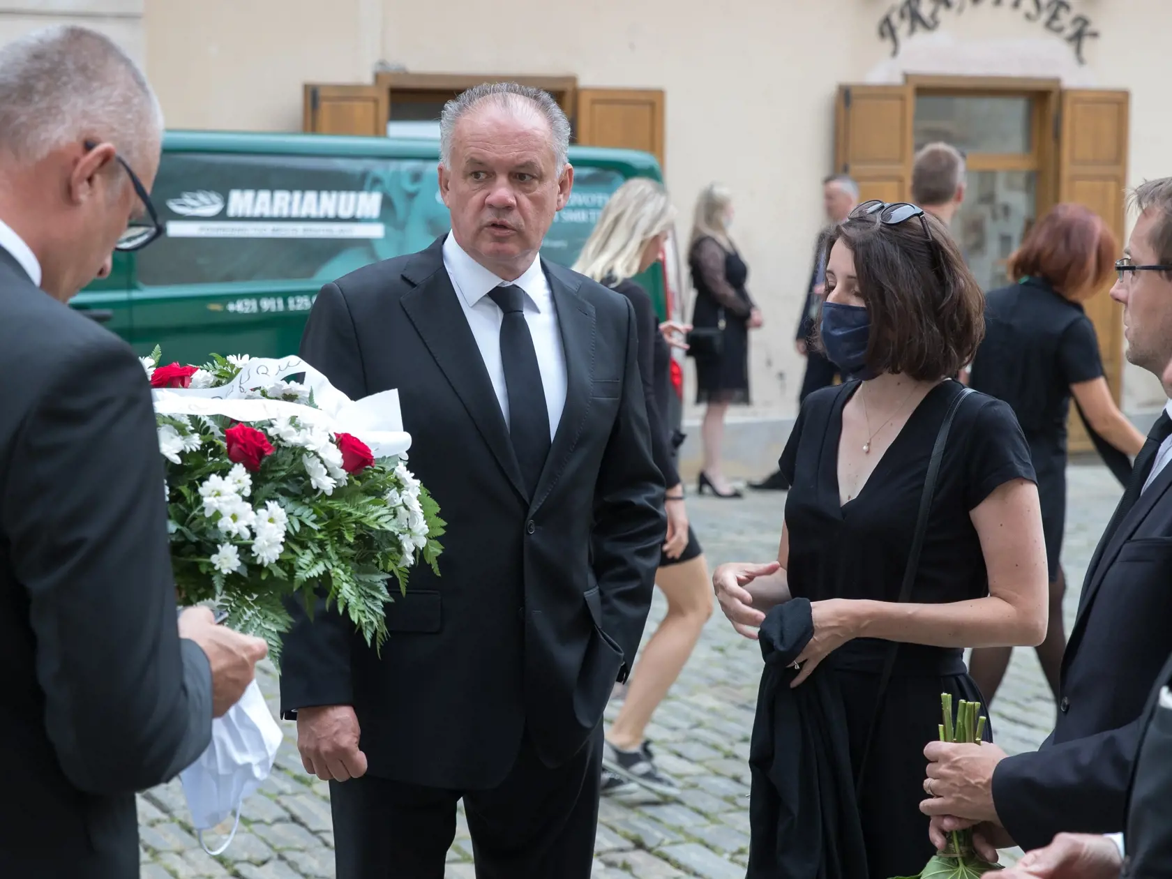 Posledná rozlúčka s štátnym tajomníkom ministerstva kultúry SR Vladimírom Dolinayom, ktorý so svojou manželkou tragicky zahynul pri dopravnej nehode.