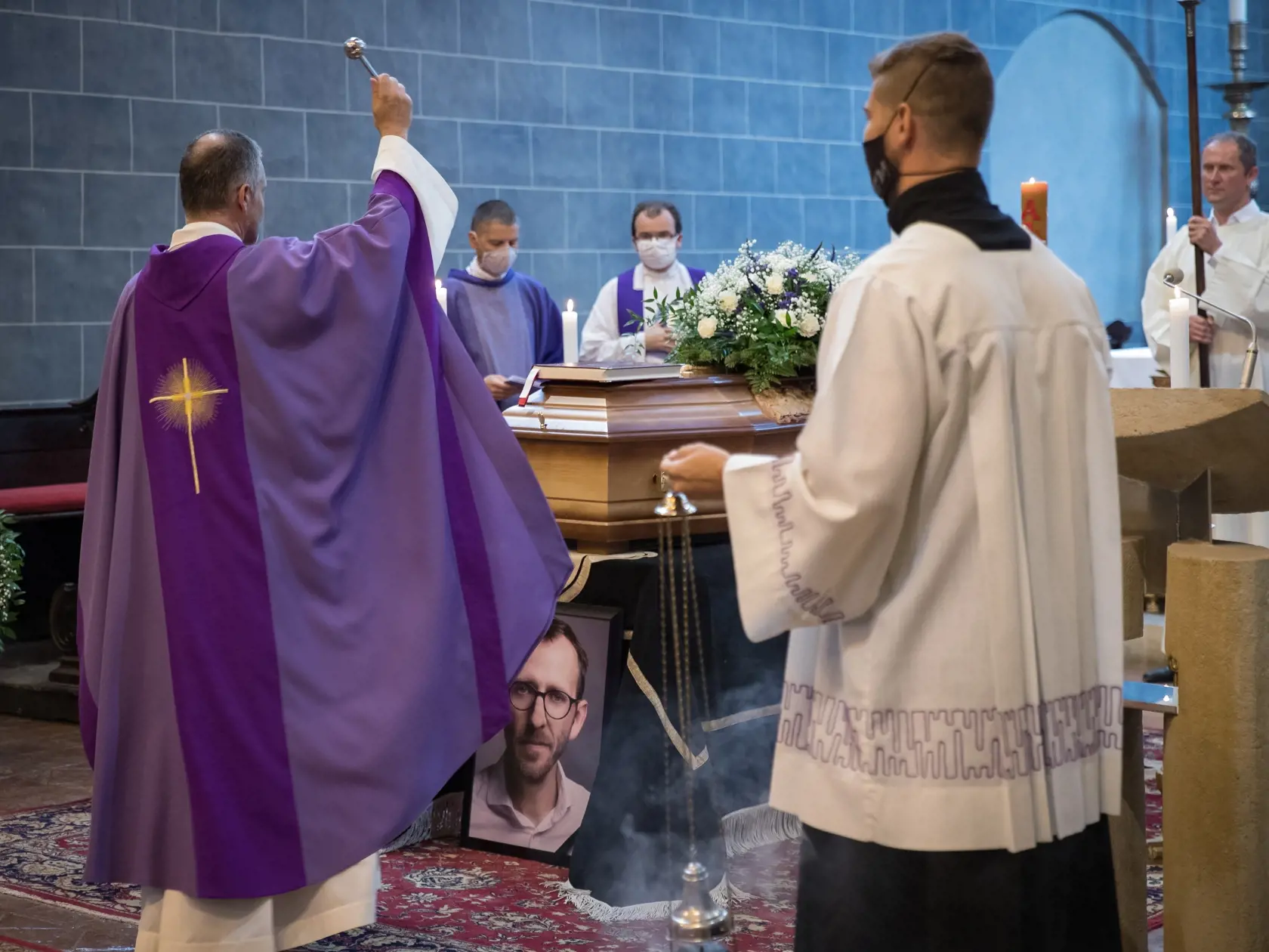 Posledná rozlúčka s štátnym tajomníkom ministerstva kultúry SR Vladimírom Dolinayom, ktorý so svojou manželkou tragicky zahynul pri dopravnej nehode.