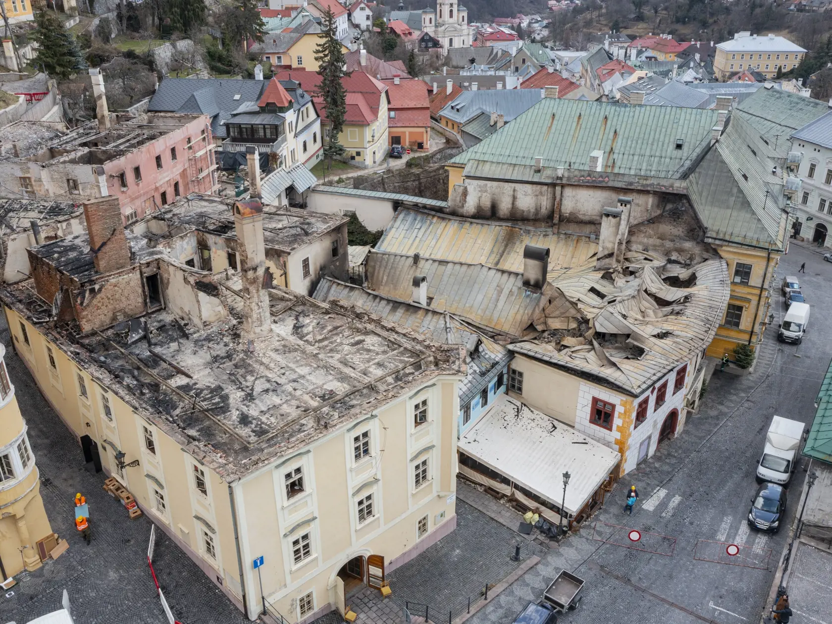 Na snímke z dronu poškodené budovy v centre po požiari v Banskej Štiavnici, 21. marca 2023. Požiar v historickom centre Banskej Štiavnice vypukol v sobotu 18. marca dopoludnia v jednej z historických budov, postupne sa rozšíril a poškodil sedem objektov. Na mieste udalosti zasahovali desiatky profesionálnych i dobrovoľných hasičov, vojaci i dobrovoľníci.