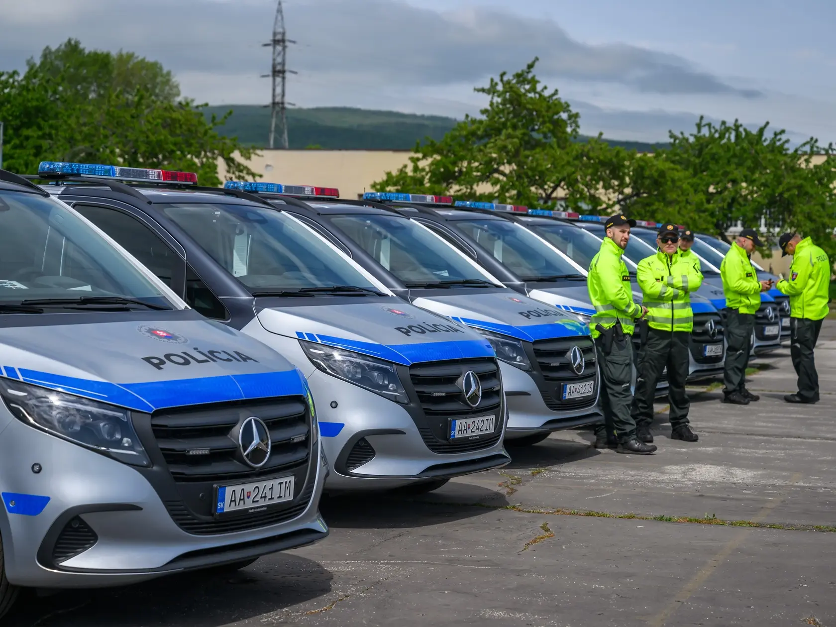 Na snímke odovzdané nové služobné vozidlá pre potreby polície v Bratislave 24. apríla 2025. FOTO TASR - Jaroslav Novák