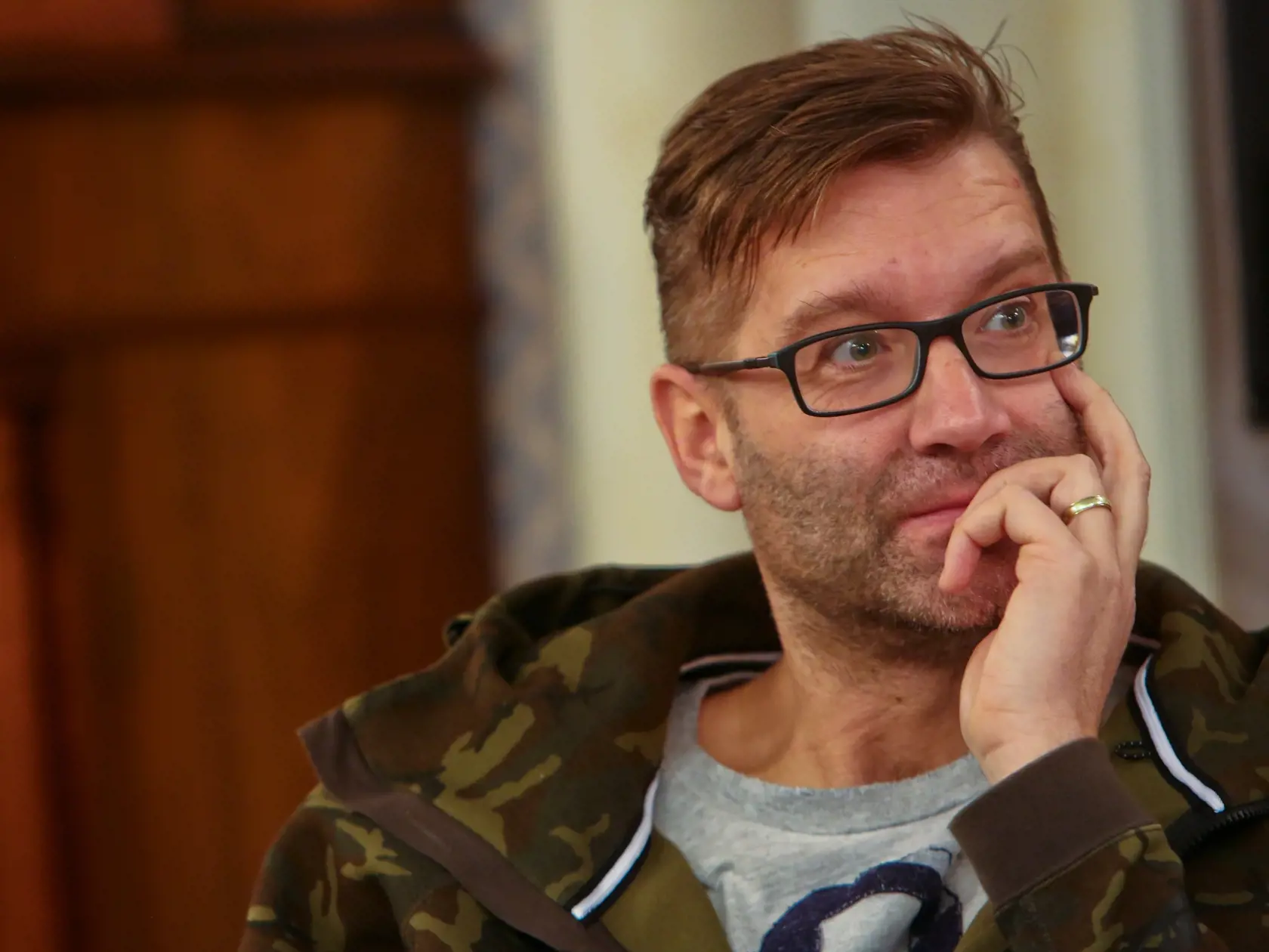 Na snimke autor, producent a reziser Andy Kraus pocas tlacovej konferencie k novemu serialu Dovidenia, stara mama!