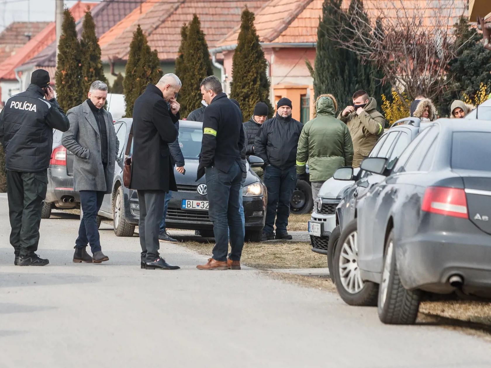 Na snímke príslušníci Policajného zboru Slovenskej republiky vykonávajú potrebné úkony v dome na Brezovej ulici v obci Veľká Mača, v ktorom došlo k dvojnásobnej vražde. Obeťami vraždy sa stali investigatívny novinár Ján Kuciak a jeho partnerka Martina Kušnírová.