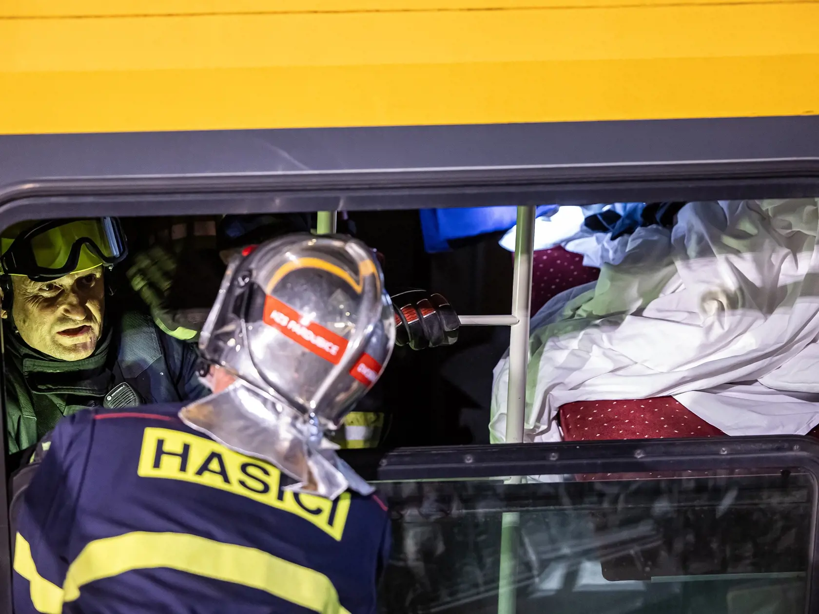 V Pardubiciach sa zrazil rýchlik s nákladným vlakom, zomreli 4 ľudia.