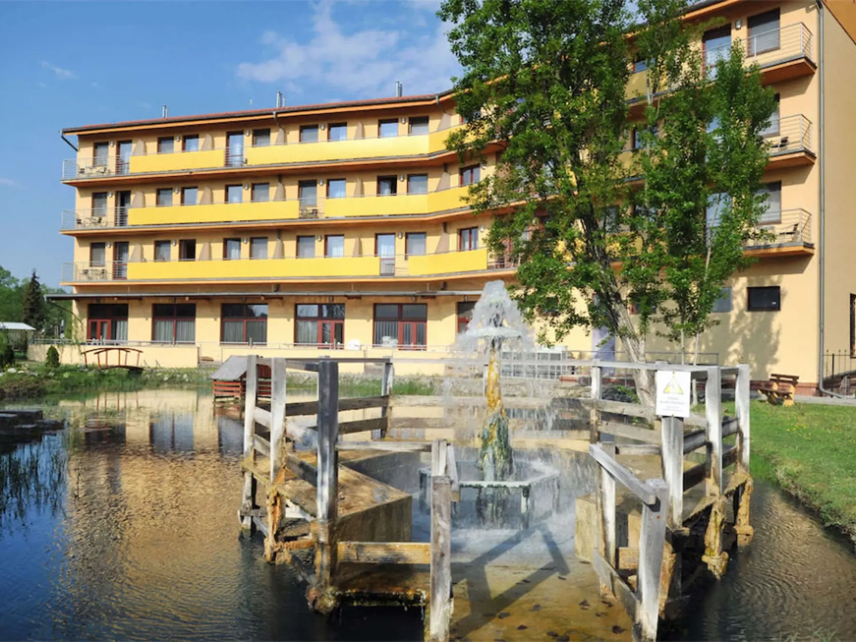 Rímsky kúpeľ pred hotelom.