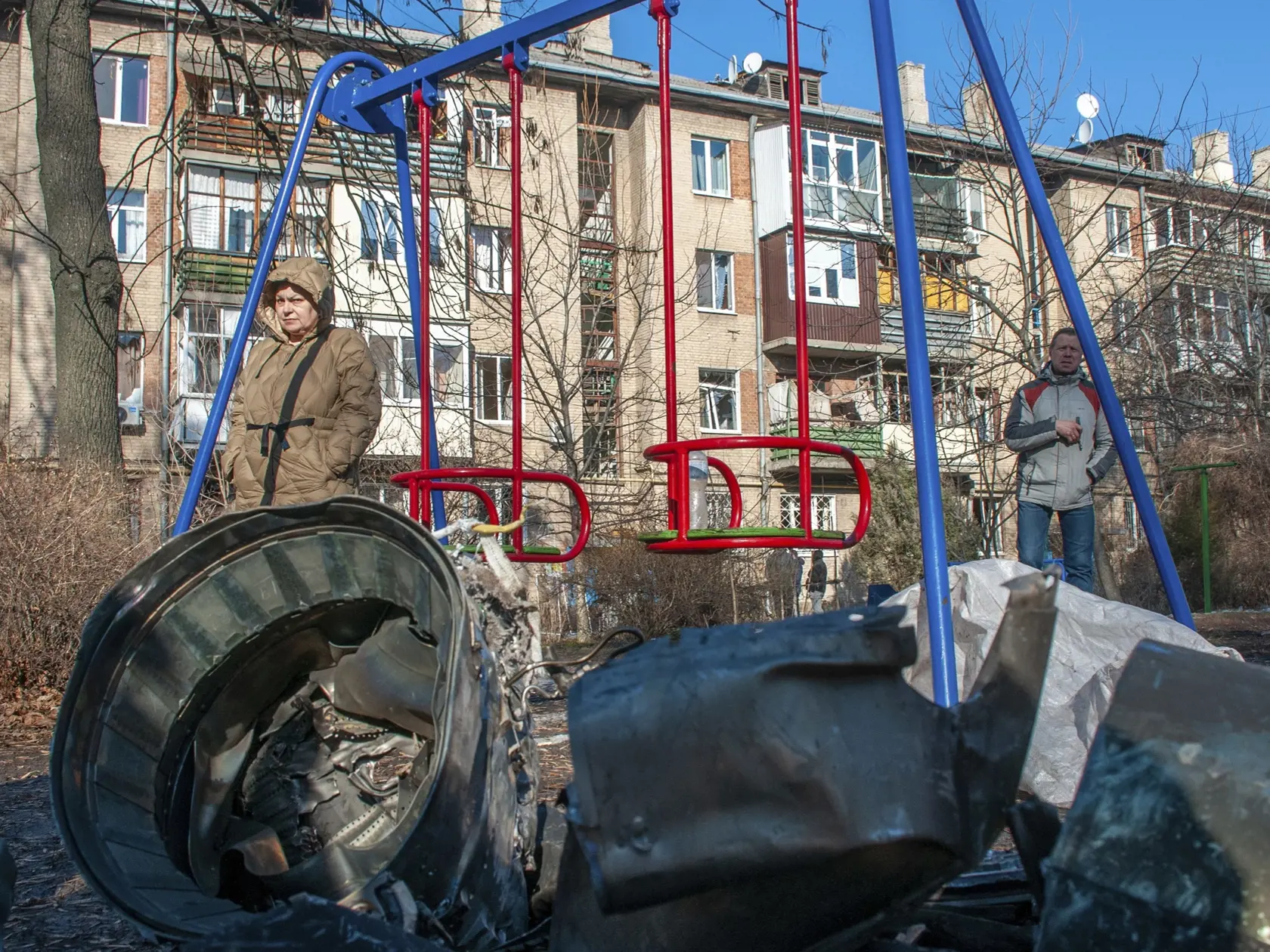 KK18 Charkov - Na snímke ľudia stoja vedľa úlomkov vojenskej techniky po zjavnom ostreľovaní ruskej armády v Charkove vo štvrtok 24. februára 2022. Ruské jednotky spustili očakávaný útok na Ukrajinu. Vo štvrtok pred úsvitom bolo počuť výbuchy v ukrajinských mestách - Kyjev, Charkov a Odesa. Svetoví lídri kritizovali začiatok ruskej invázie, ktorá by mohla spôsobiť obrovské straty na životoch a zvrhnúť demokraticky zvolenú ukrajinskú vládu. FOTO TASR/AP  

A man and woman stand next to fragments 