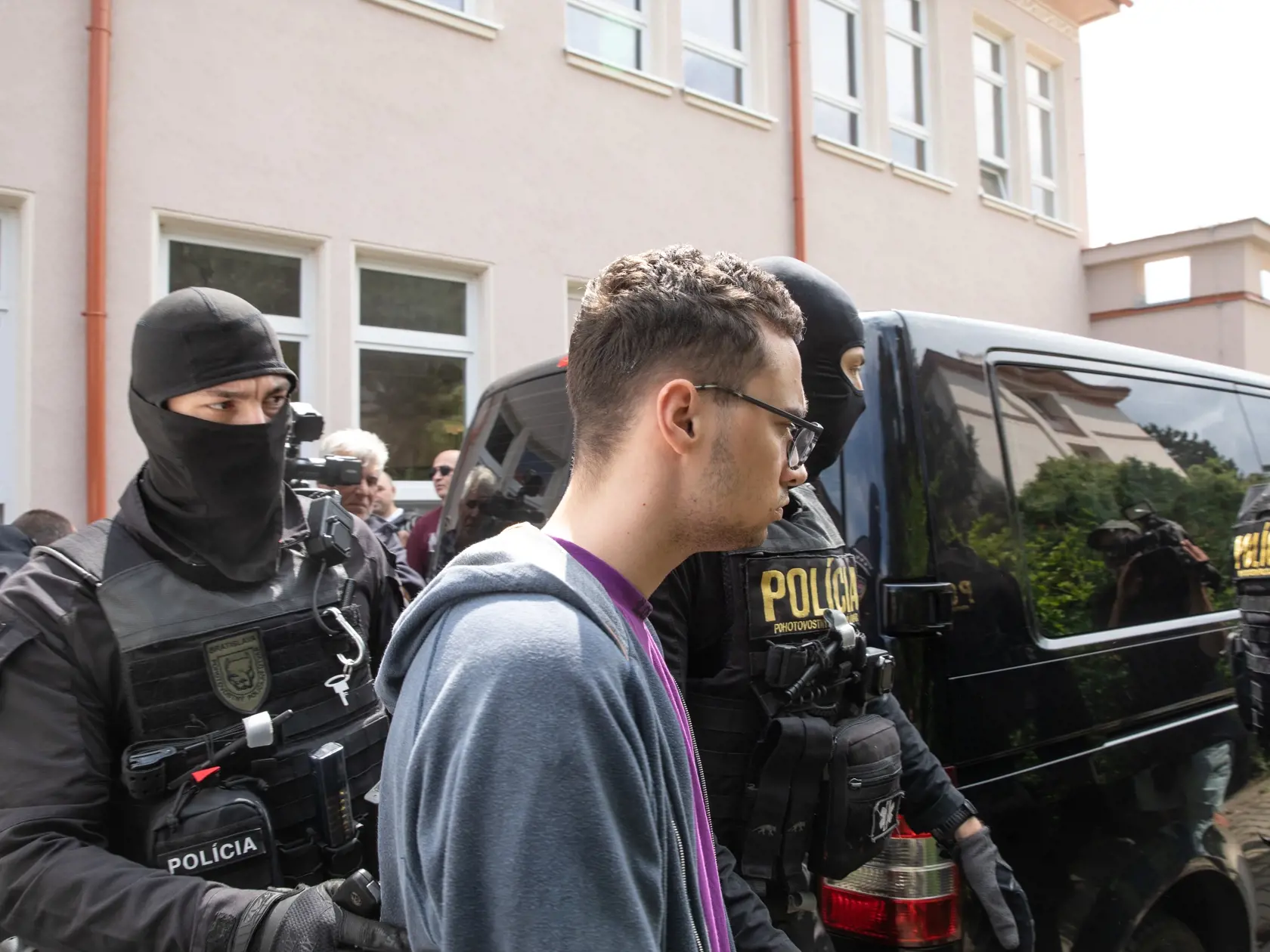 Na snímke je Volodymyr ktorý sa priznal k vražde ukrajinskej študentky Mariie na bratislavskom internáte Mladá Garda. Volodymyr objasňoval polícii podrobnosti na mieste činu.