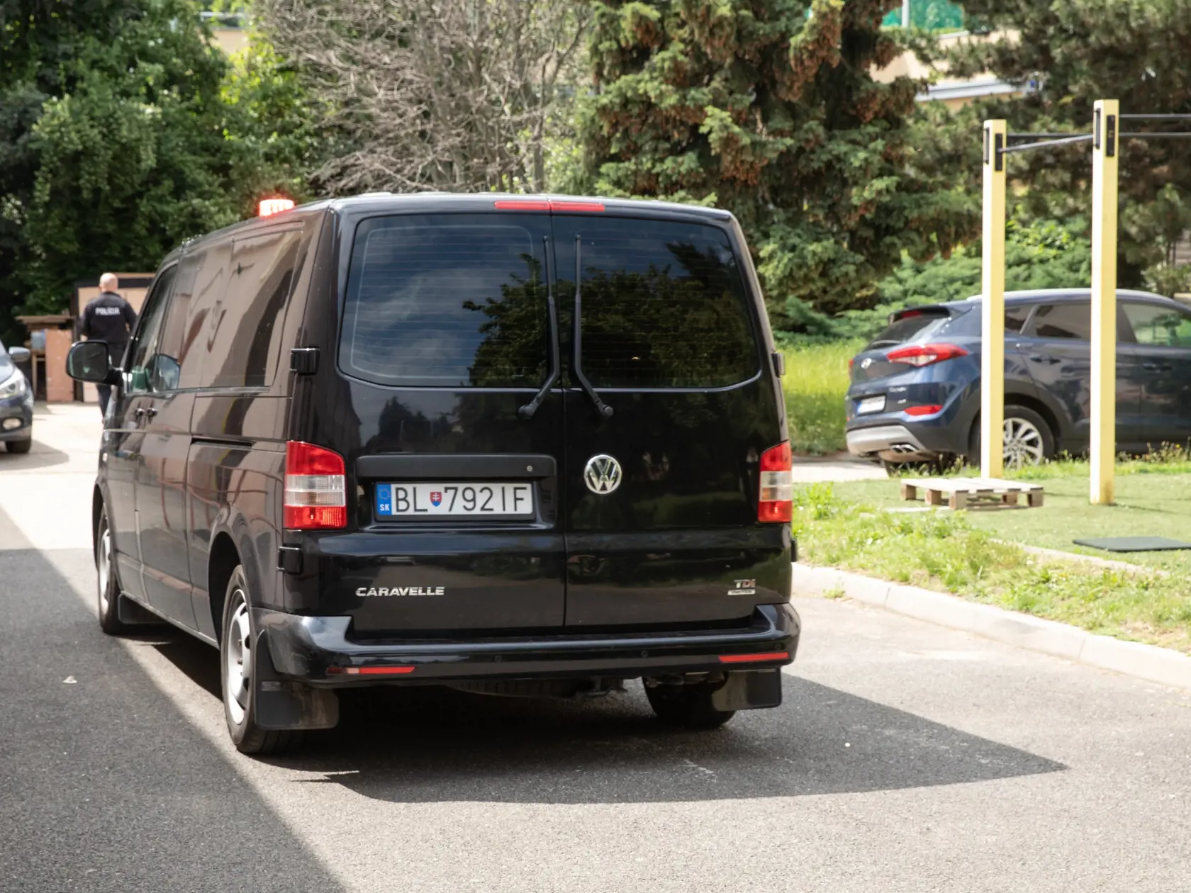 Na snímke je polícia ktorá sa vrátila na internát Mladá Garda v spojitosti s úmrtím ukrajinskej študentky Mariie.