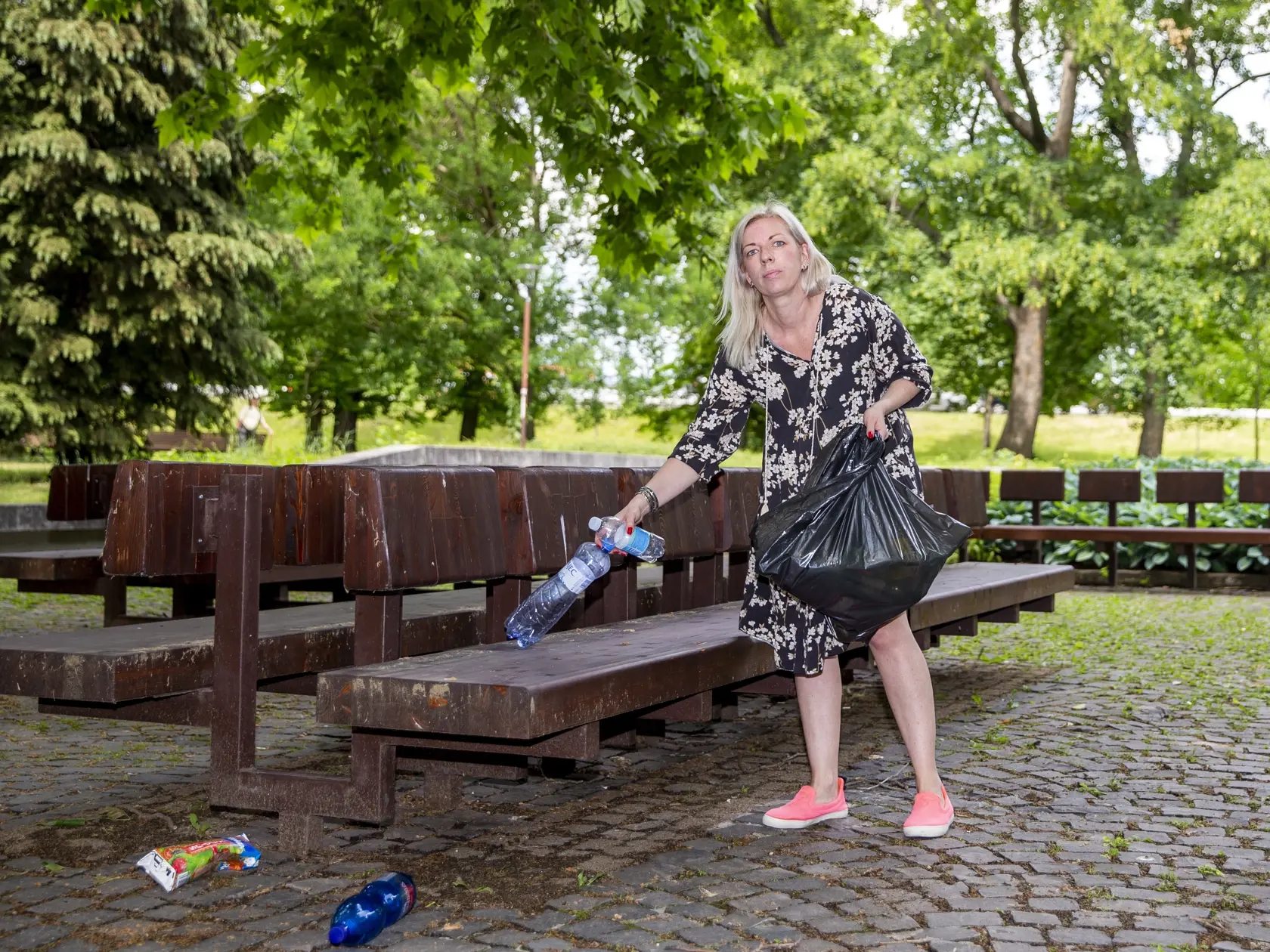 Na snímke je zbieranie zálohovaných fliaš a plechoviek v centre Bratislavy. 