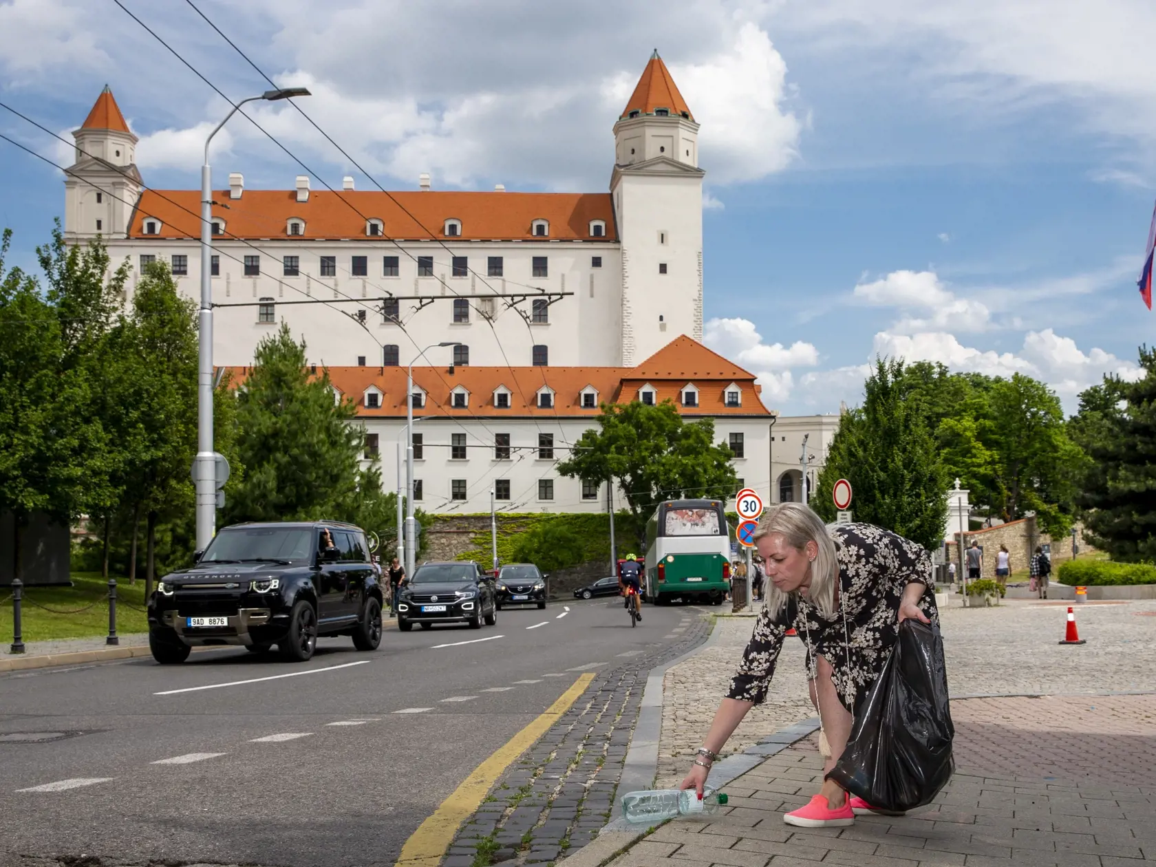 Na snímke je zbieranie zálohovaných fliaš a plechoviek v centre Bratislavy. 