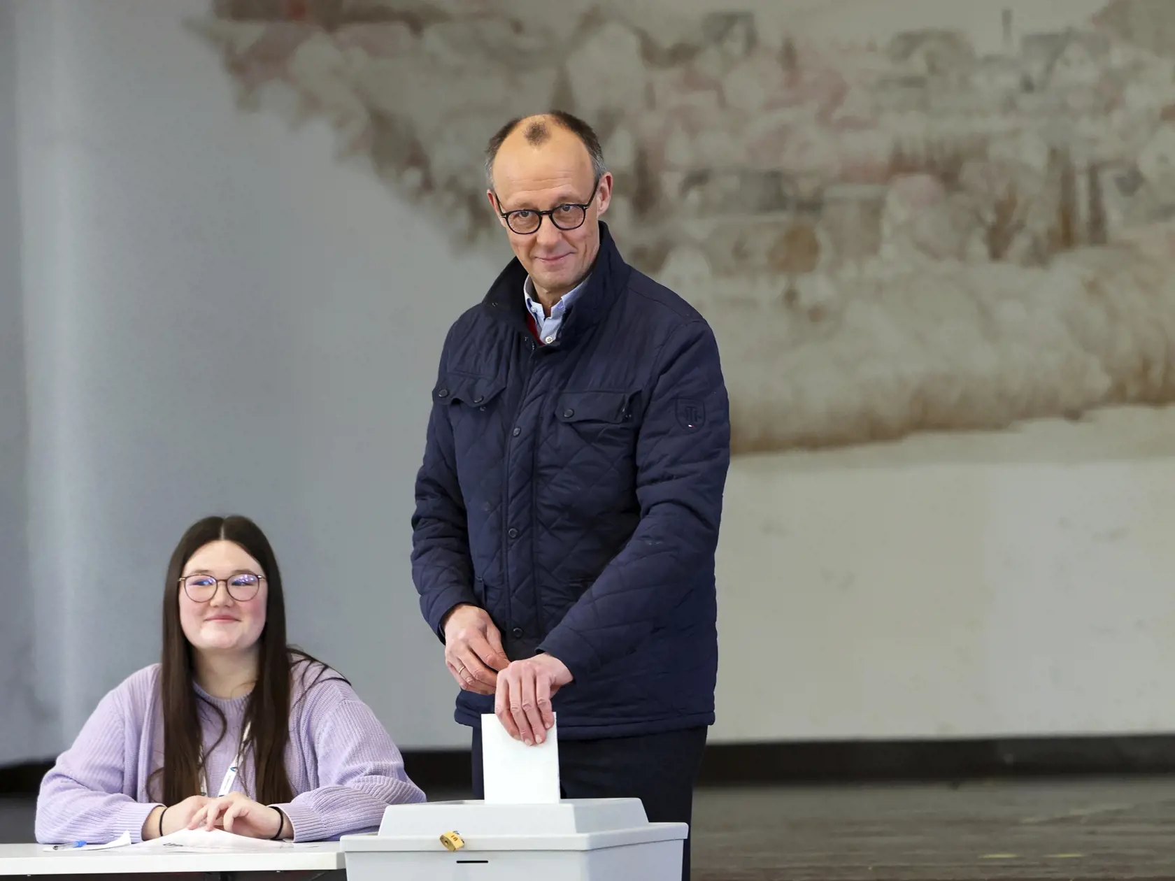 Predseda Kresťanskodemokratickej únie Nemecka (CDU) Friedrich Merz vhadzuje hlasovací lístok vo volebnej miestnosti počas predčasných parlamentných volieb v Nemecku v nedeľu 23. februára 2025 v meste Arnsberg-Niedereimer.