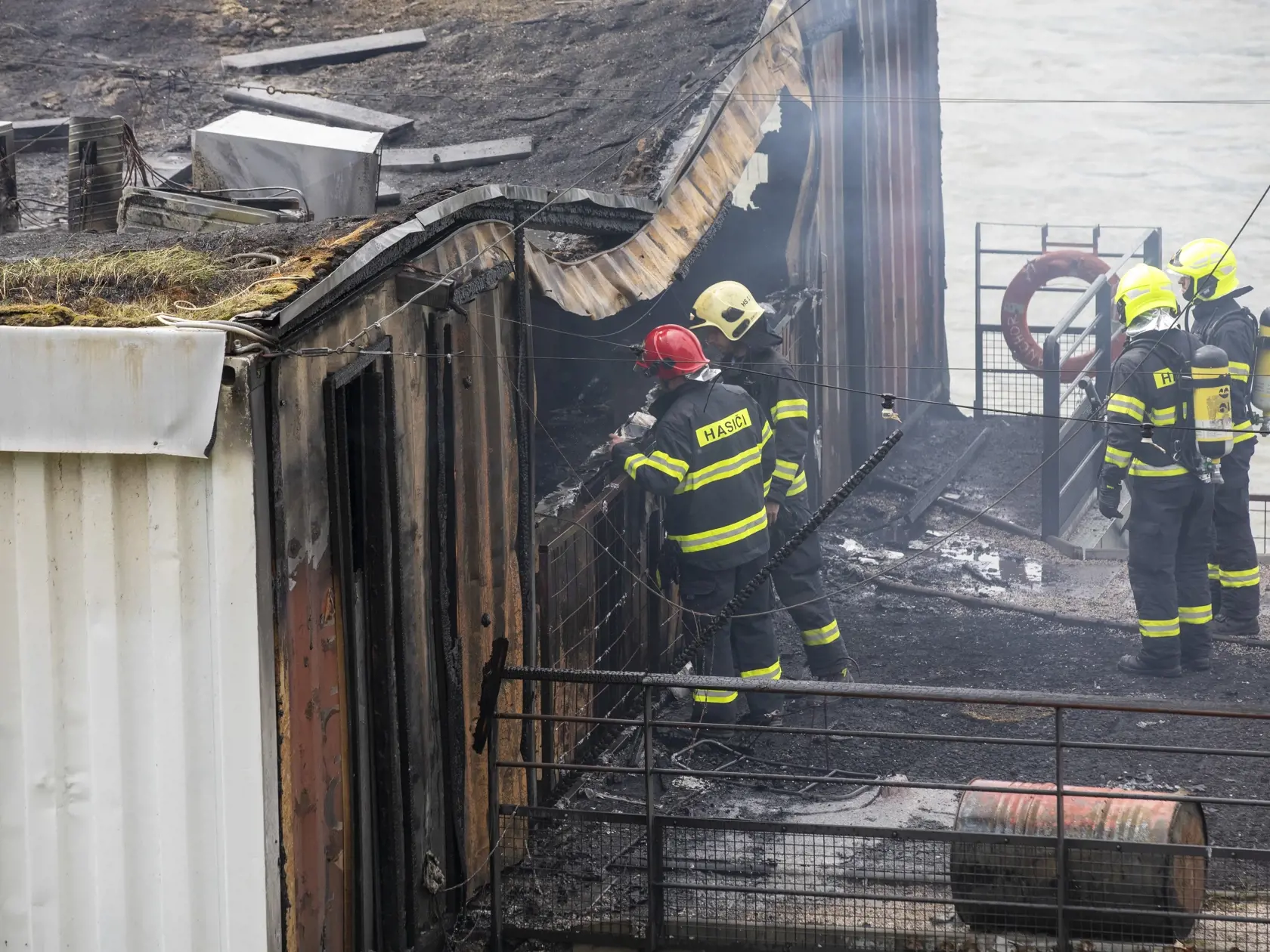 Požiar bol v krátkom čase lokalizovaný a hasiči pracovali na rozoberaní konštrukcie lodného kontajnera.